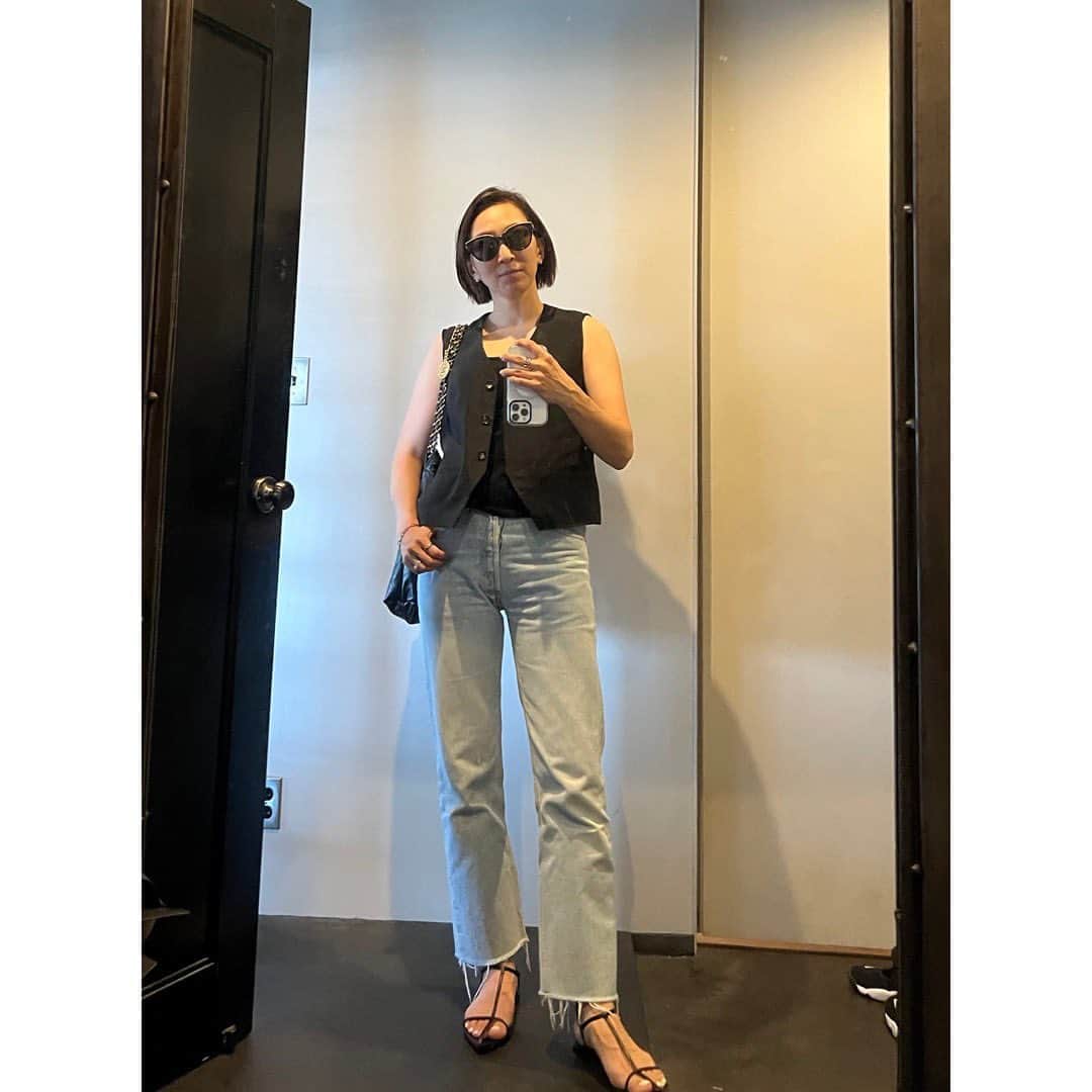 高橋志津奈のインスタグラム：「今日も朝からバタバタと . 久々に履きたくなった　@levis のデニム✨ . #shizunascoordinate」
