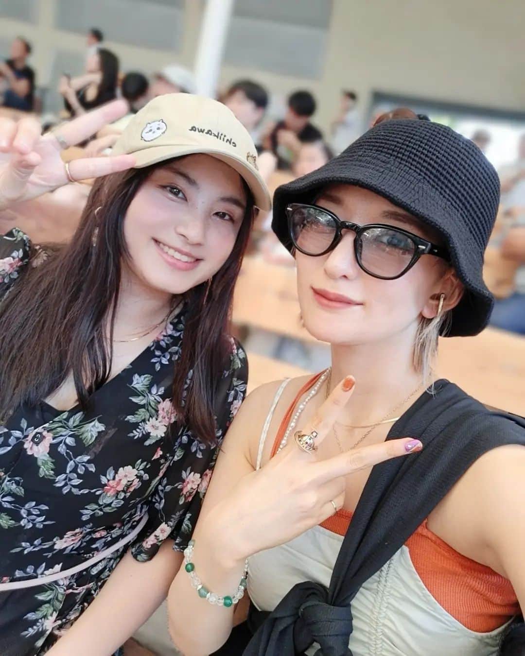 朝比奈祐未のインスタグラム：「朝比奈の夏休み🌈⁡ ⁡トロたんとお笑いライブ行ってきたよ！ 普段空気階段が出るライブしかほぼ観ないので、誘ってもらわなかったら絶対行かなかった！⁡⁡w ⁡しかも吉本じゃなくマセキ主催！とっても新鮮！笑⁡⁡ ⁡. 私にとって全く⁡知らない芸人さん、ネタをちゃんと見たことない芸人さんも多かったから新たな⁡出会いがあったのも嬉しいし、個人的には大好きなどぶろっくを生で見れただけでもう2000円払う価値ありましたw⁡⁡ ⁡かが屋もモグライダーも最高に面白かったな…！⁡ ⁡. 「笑フェス」って言うだけあって、屋外ステージだし本当にフェス感あって気持ちよくて最高☀ ⁡お笑いに生きるパワーもらってるな〜！と⁡つくづく思った4時間でした！！ トロたん、誘ってくれて＆色んな芸人さん教えてくれて本当にありがとう！楽しかった〜！！🫶✨⁡⁡ ⁡@torotan_tan  ⁡.⁡ ⁡.⁡⁡ #お笑い #お笑い芸人 #お笑いライブ #真夏の笑フェス2023」