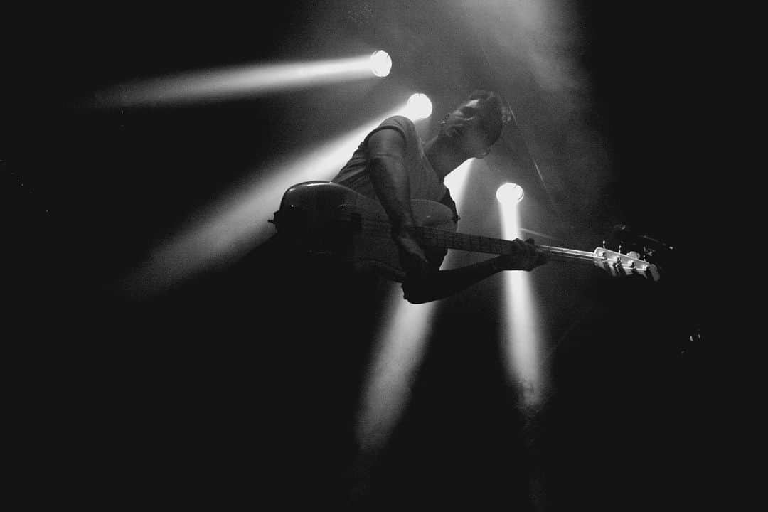 サーカ・ウェーヴスのインスタグラム：「We love you München! Last night was one of our favourite shows, was amazing to be back with you! 🔥 (📸 Kornelia Zimmermann)」