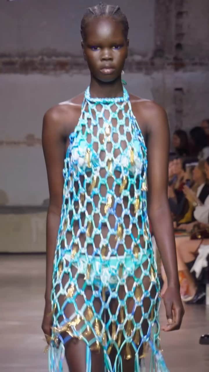 のインスタグラム：「Premier look du défilé LEONARD SS23 THE LAGOON, en macramé de twill de soie * First look of the LEONARD SS23 THE LAGOON show, in silk twill macramé  #LeonardParisSS23 #SpringSummer23 #SS23 #GeorgLux #inspiration」