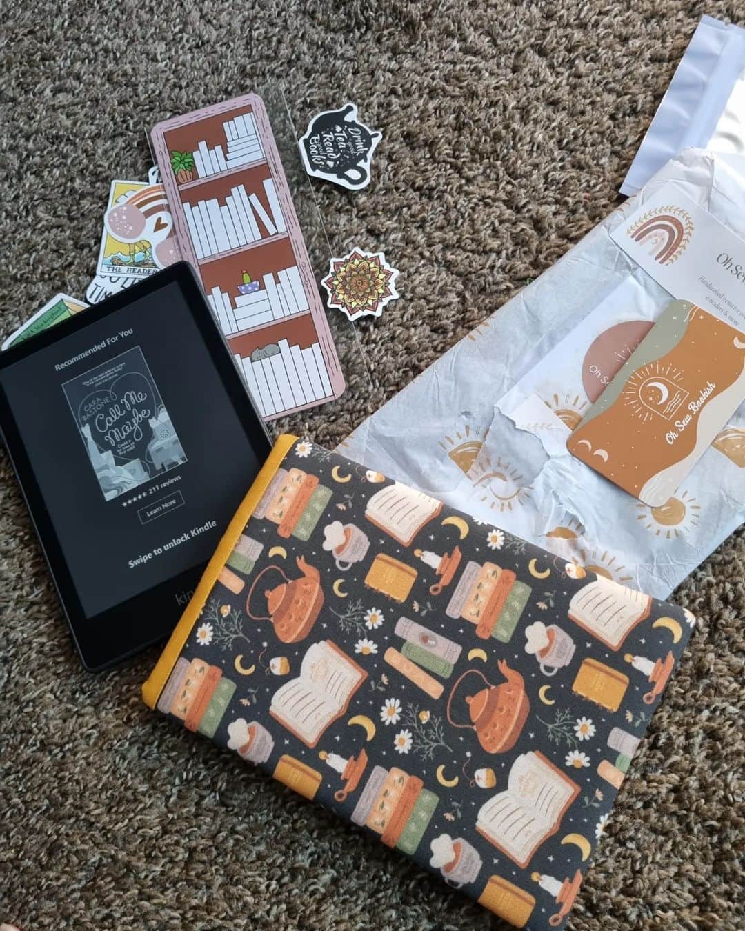 アマルのインスタグラム：「Etsy にある@ohsewbookish のお店から買った、ハンドメイド🤩かわいすぎる～。しかもおまけいっぱいつけてくれた、嬉しい🎵😍🎵オススメ。でも日本に発送するかわからないごめんね🙇‍♀️  Got me this kindle sleeve from @ohsewbookish at etsy. Obsessed 😍 and she added bunch of stickers and book mark for me 💕highly recommend ❤️💕 so beautiful,  I love it. Thank you.  I don't know if they ship to Japan sorry 🙇‍♀️」