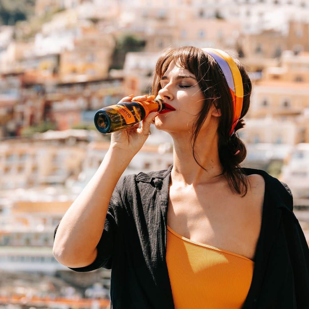 Mionetto USAさんのインスタグラム写真 - (Mionetto USAInstagram)「We are making memories in Positano, one Mionetto mini at a time! 🧡  Allora, as we continue to embark on our Italian itinerary, we are reaching our next piccante destination! Can you take a guess as to where our next Mionetto Travel Guide is headed to?  Get ready amici & let us know where we should pop the Mionetto Prosecco next! 🍾  #MionettoProsecco #Positano #MionettoTravelGuide #TravelToItaly  Mionetto Prosecco material is intended for individuals of legal drinking age. Share Mionetto content responsibly with those who are 21+ in your respective country. Enjoy Mionetto Prosecco Responsibly.」7月27日 1時04分 - mionettoproseccousa