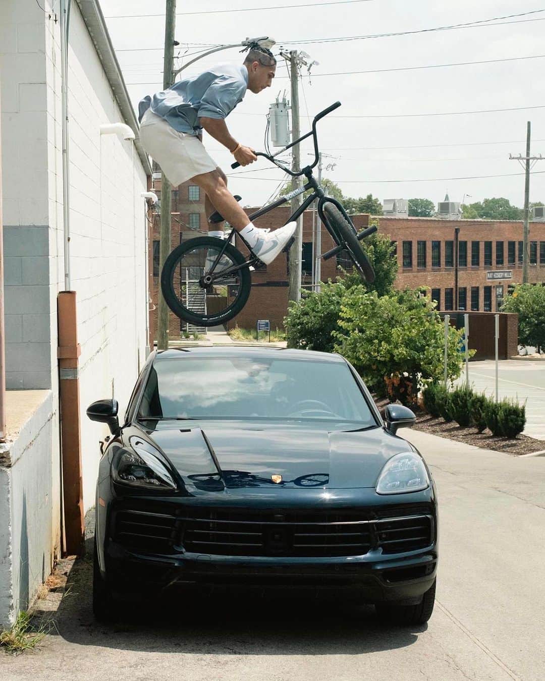 Porscheさんのインスタグラム写真 - (PorscheInstagram)「Soho House X Porsche presents Highway to House — an all-American road trip from LA to NYC with Soho House members at the wheel. Jarren Barboza, pro BMX rider, packed his bike into the Porsche Cayenne E-Hybrid and took on the 3,700 mile journey across the United States. The first episode launches tomorrow on @porscheusa and @sohohouse. — stay tuned.  Director @ynnadnahc Producer @bykevincheung  With thanks to @hollyharding, @dallassterling, @louiserobinson_edit, @maczee_p, @chokiebikie, @yaseminbotterill, @colourbymegwan, @watson.bryony  __ Cayenne E-Hybrid: Electrical consumption combined in kWh/100 km:  30,8 - 28,7 (WLTP); Range Combined in km:  66 - 74 (WLTP), Range City in km:  77 - 90 (WLTP); CO2 emissions combined in g/km: 42 - 33 (WLTP) I https://porsche.click/DAT-Leitfaden I Status: 07/2023」7月27日 1時04分 - porsche