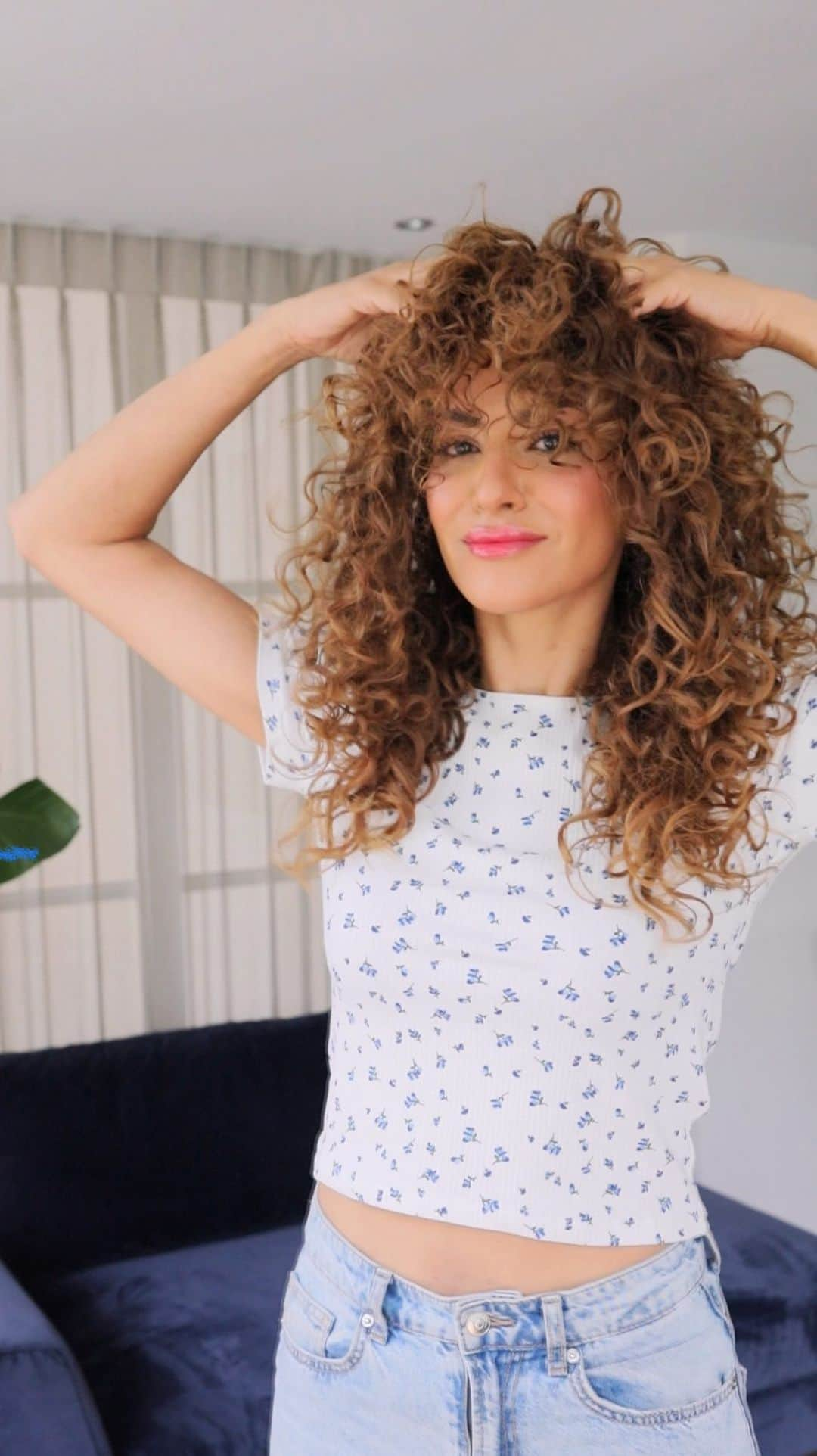 Sarah Angiusのインスタグラム：「Fluffy curly waves are FUN! Aka Julia Robert’s hair back in the days. I skip mousse when I want my curls to be slightly more soft, very lightweight and more relaxed instead of ultra curly. Products: @maaiihair - Wake up texturizing volume spray Oribe: Curl Gloss」