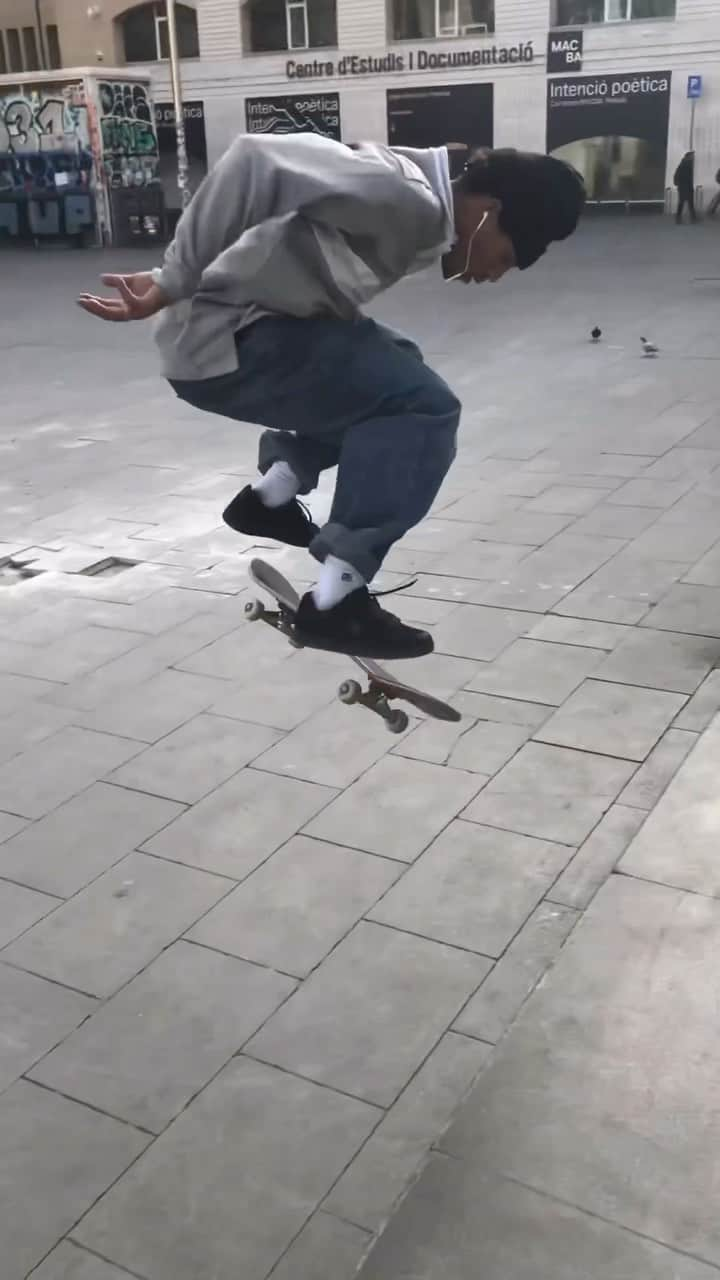 MACBA LIFEのインスタグラム：「@danijenkss is steezy AF!!!   📱 @playerskateboards   Tag us to be featured 👉🏽#macbalife 👈🏽 -———————— #RESPECTTHEPLAZA #macba #skate #skateboarding #barcelona #bcn #skatebarcelona #skatelife #barceloka #skateboard #metrogrammed #skatecrunch #skategram #thankyouskateboarding #❤️skateboarders」