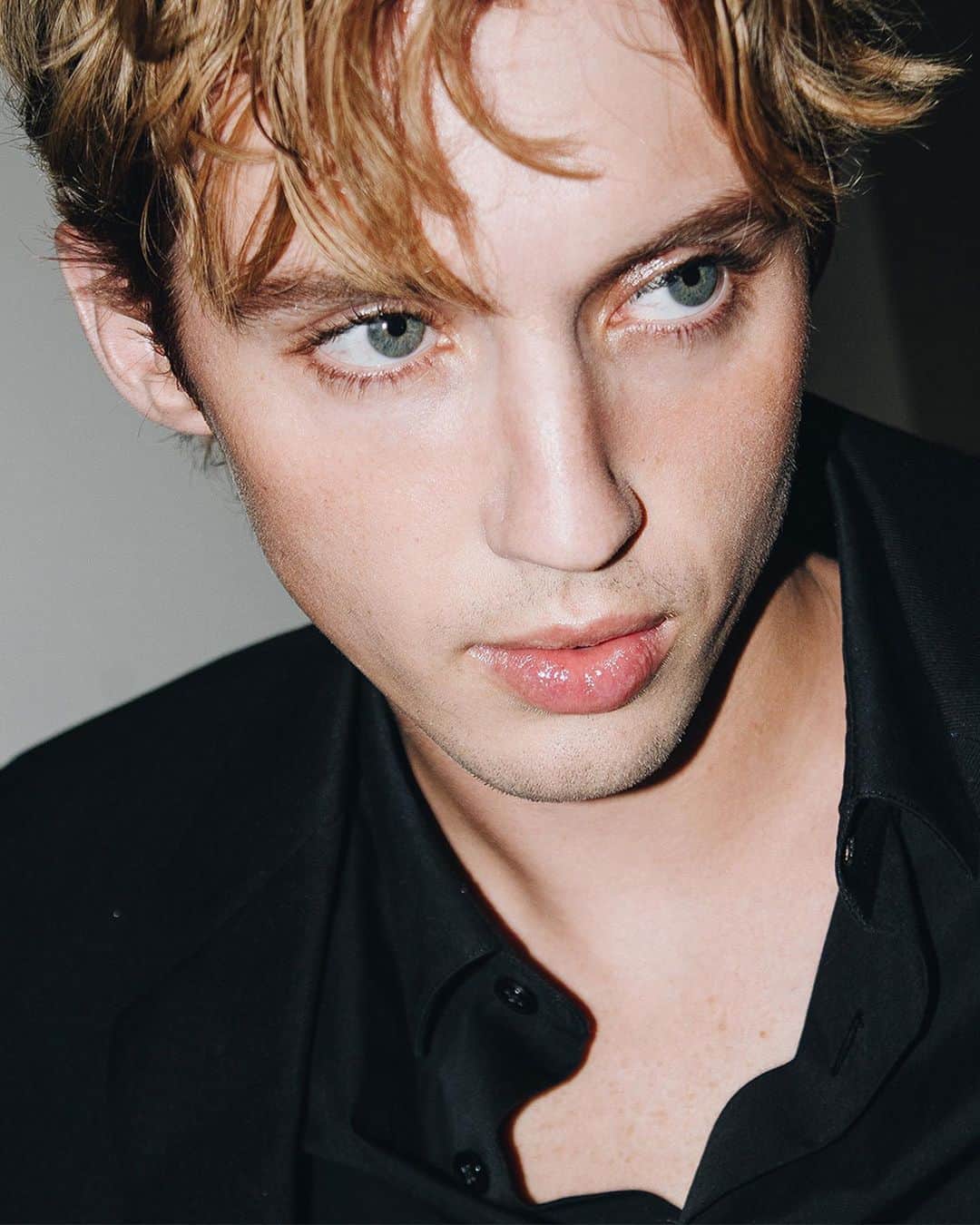 Yves Saint Laurent Beautyさんのインスタグラム写真 - (Yves Saint Laurent BeautyInstagram)「@TroyeSivan wearing the ultimate lip glow must have: CANDY GLAZE in N°2. With cold-pressed mango oil for maximum hydration, find your endless summer shine with this ultra glossy lip.   #YSLBeauty #CandyGlaze #TroyeSivan」7月27日 1時05分 - yslbeauty