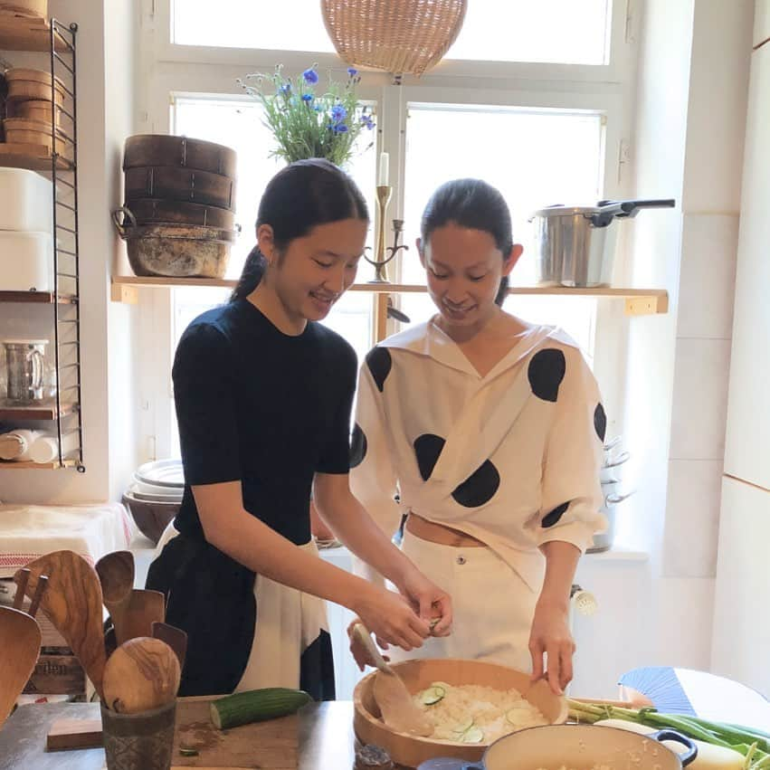 日登美のインスタグラム：「Joyful cooking with @editionofficial  #edition   娘と台所に立つ。愉しいかな。」