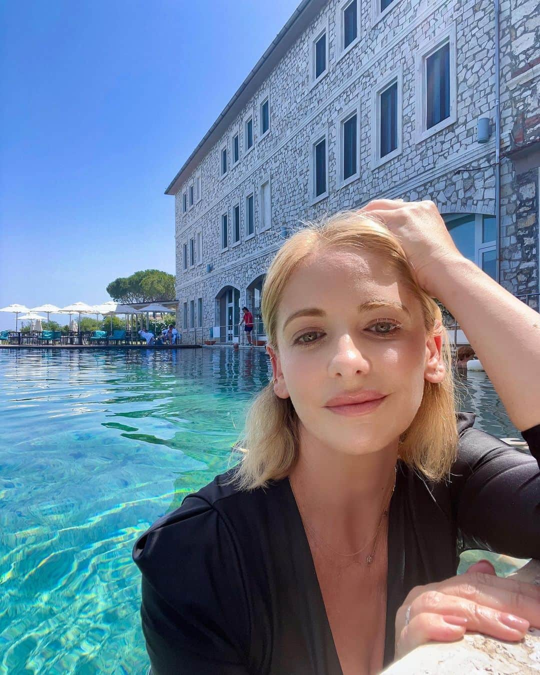 サラ・ミシェル・ゲラーのインスタグラム：「When planning a trip to Italy- it really helps to have have a good friend that lives there. Thank you @gildakoralflora for introducing me to @termedisaturnia in southern Tuscany. I haven’t even made it to the amazing spa yet, because I haven’t managed to move from the Thermal Baths (that date back to the 15 century) #heaven」