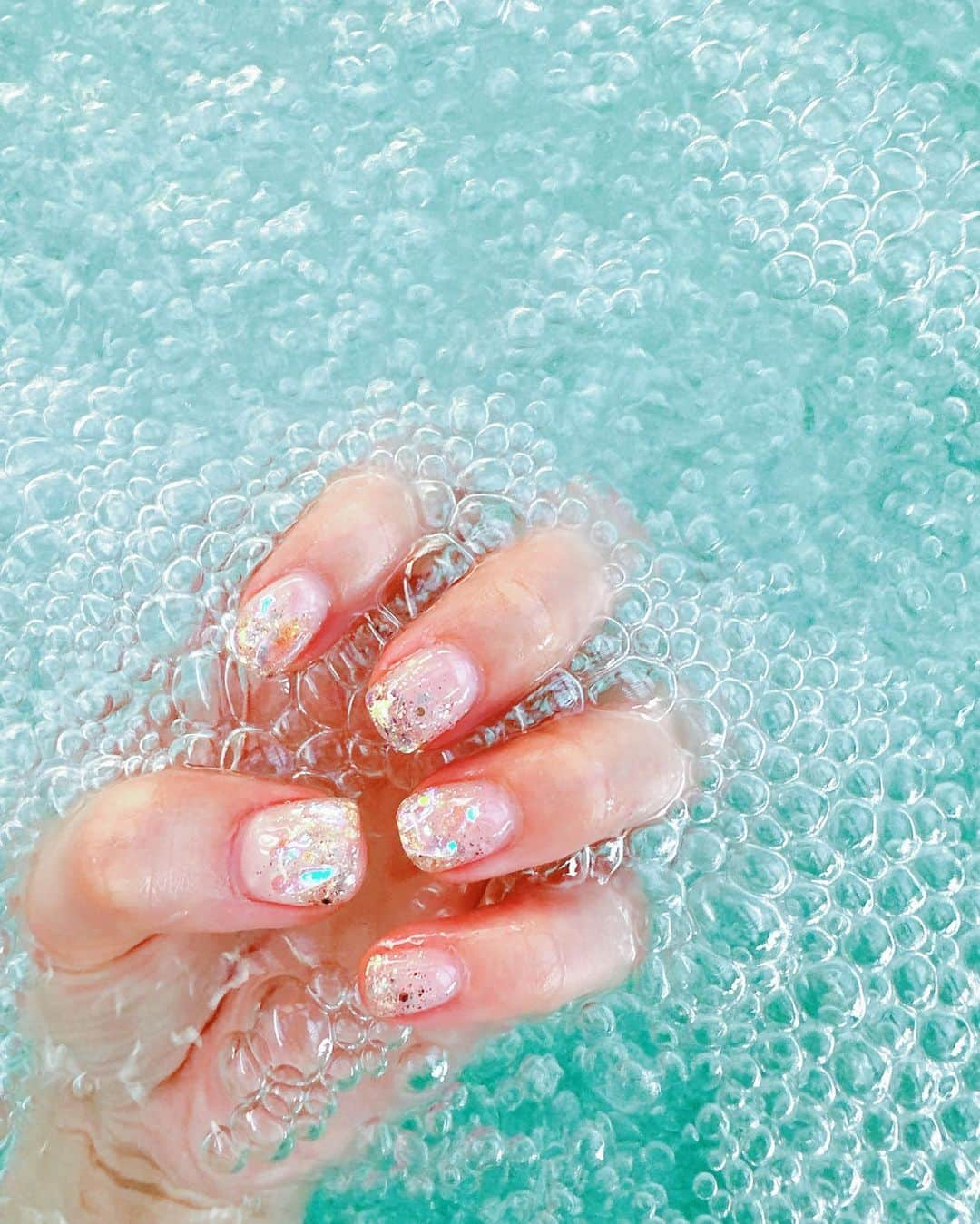 菅野結以のインスタグラム：「🧊 🧊 こおりnail 🧊 🧊 ⁡ ホロラメグラデベースに クリアオーロラの氷柱パーツを埋めこみ つめの中にこおりがいるの 涼しげでおきにいり♡ ⁡ フットはミラー2色重ねにジュエルパーツで サンダルに映えるようにぎらぎら ⁡ 💅🏻 @lapis_rumi  🦶🏻 @lapis_minami_  ⁡ お肌はさいきん焼けたので  @dr.sayakanagao 先生のおすすめで はじめての水光注射🥚 グルタチオンいれてもらってお肌ぱっと明るくなった いつも的確に合う施術してくれるから大信頼🫶🏻 ⁡ #nail #lapis #beauty #theroppongiclinic #ミラーネイル #ネイルアート #水光注射 #ザロク」