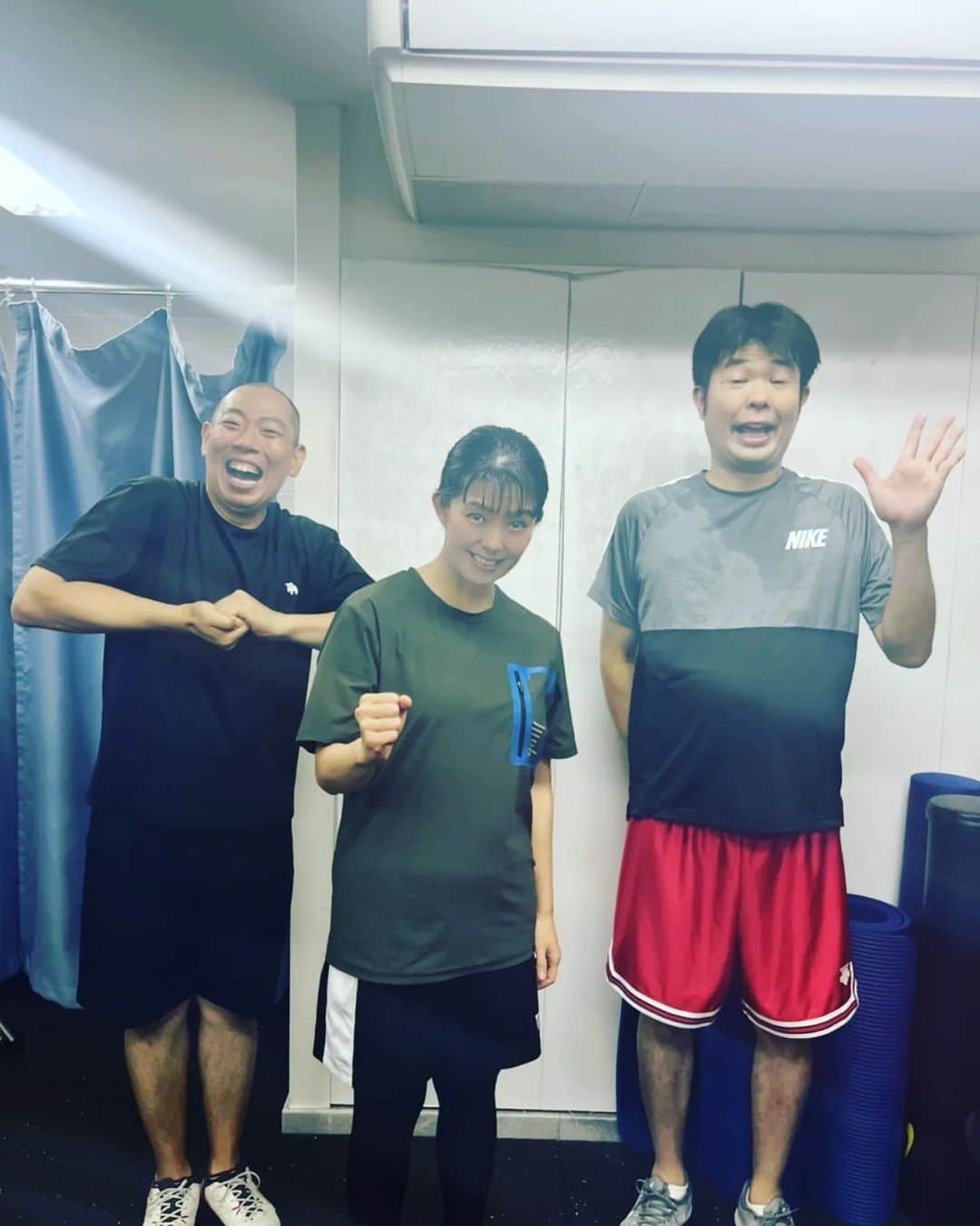 郷司利也子さんのインスタグラム写真 - (郷司利也子Instagram)「レギュラーさんとのクリスタルジム終わりました！  結構前になってしまいましたが💦  お腹が痛くなるくらい笑いました。 お笑いエクササイズです笑  これなんですよ！ 極めます！  もうすぐ7月30日です。 久しぶりに大阪へ行きます。 バイク川崎バイクさんと一緒にやります。  私も初めてお会いします。  楽しみです！  #ボクシング#ゆるっとダイエット#ボクシングエクササイズ#クリスタルジム#エクササイズ#トレーニング#ダイエット#アラフォーダイエット#格闘技エクササイズ#格闘技女子#格闘家#アラフォー#ダイエット日記#プロボクサー#ボクサー#筋トレ#腹筋#ボクシングエクササイズ#フィットネス#フィットネス女子#アラフォーダイエット #アラフォーダイエット日記#運動嫌い#運動苦手#体動かすのは嫌い#スポーツイベント」7月27日 1時20分 - goshiriyako