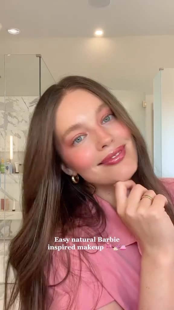 エミリー・DiDonatoのインスタグラム：「Love an excuse to cover myself in blush 💘💄👛💅🏻💖 #barbie using @covey」