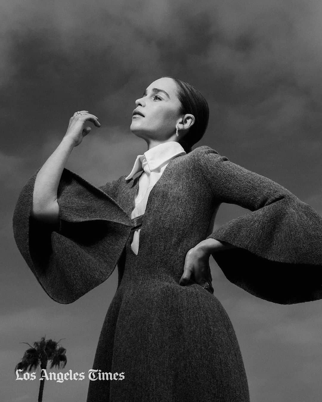 ペトラ・フラナリーのインスタグラム：「@emilia_clarke 🌴 @latimes 6.13.2023  Photographer: @ryanpfluger  Hair: @jennychohair  Makeup: @kateleemakeup  Stylist: @petraflannery」