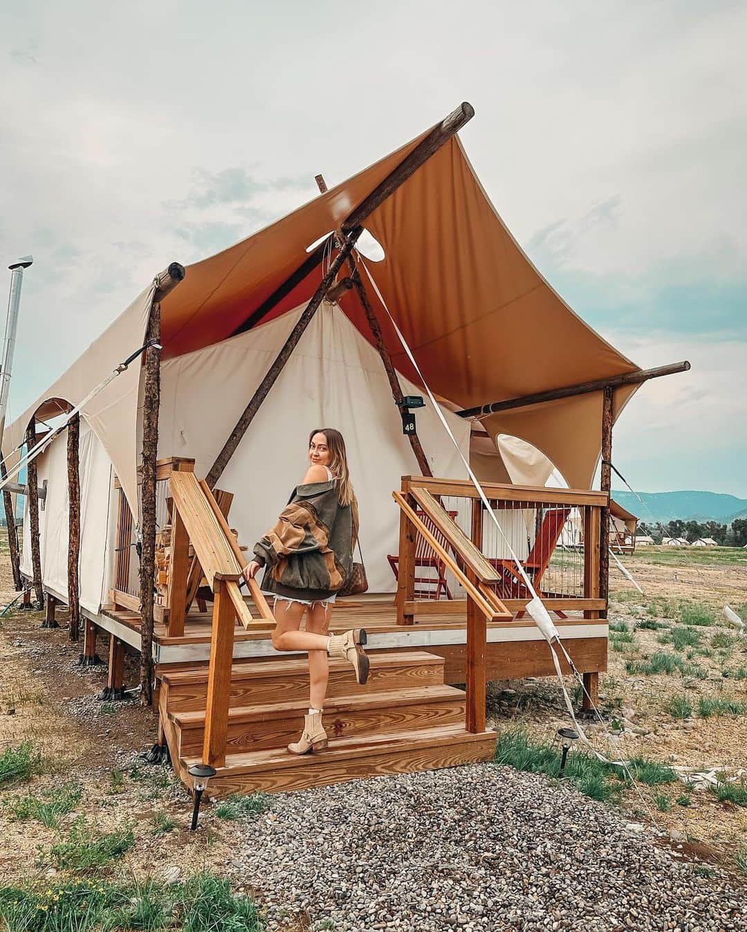 ブランディ・グレン・サイラスのインスタグラム：「I’ve been looking forward to this trip all year!! Thank you @undercanvasofficial for letting me be one of the first visitors to the new Paradise Valley camp in Montana. The views are stunning! The girls and I are loving this time #outsidetogether 🫶🏼」