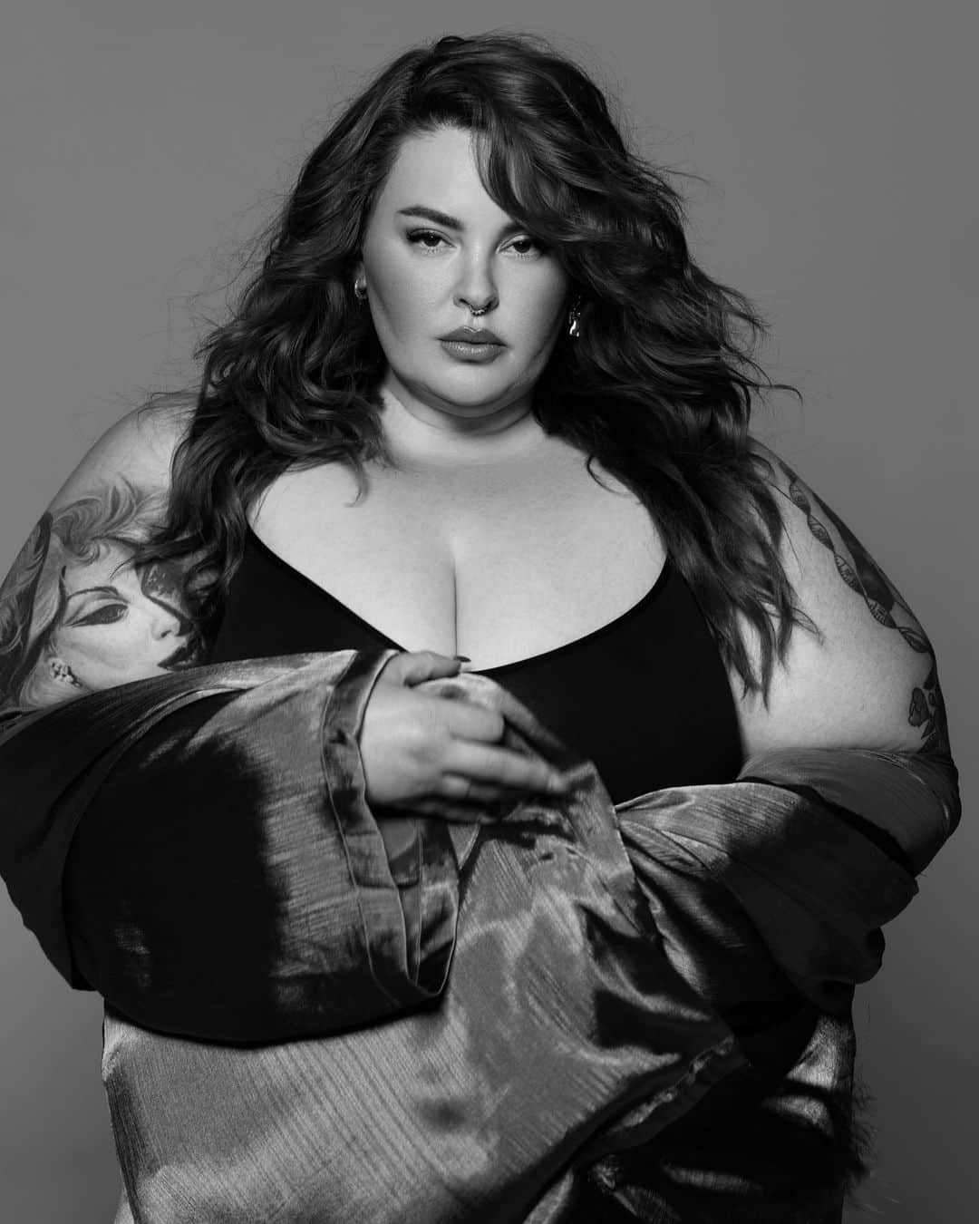 テス・ホリデーさんのインスタグラム写真 - (テス・ホリデーInstagram)「I’m so sorry I know it’s already HOT & I’m dropping these photos on y’all 😇 #iaintsorry  #effyourbeautystandards   Photos by @bonnienichoalds  HMU @arosehairandmakeup」7月27日 1時31分 - tessholliday