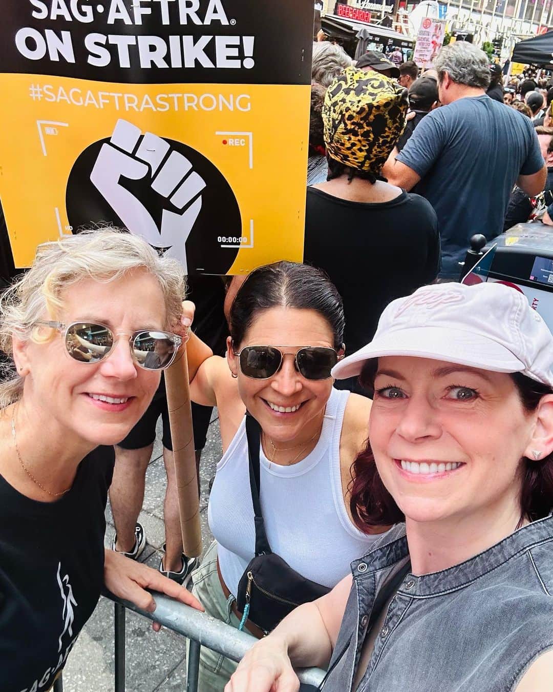 キャリー・プレストンのインスタグラム：「Fighting for a fair deal with the incredible @katiekreisler @welkerwhite and @themikedoyle ! #rockthecity #sagaftrastrike #sagaftrastrong」
