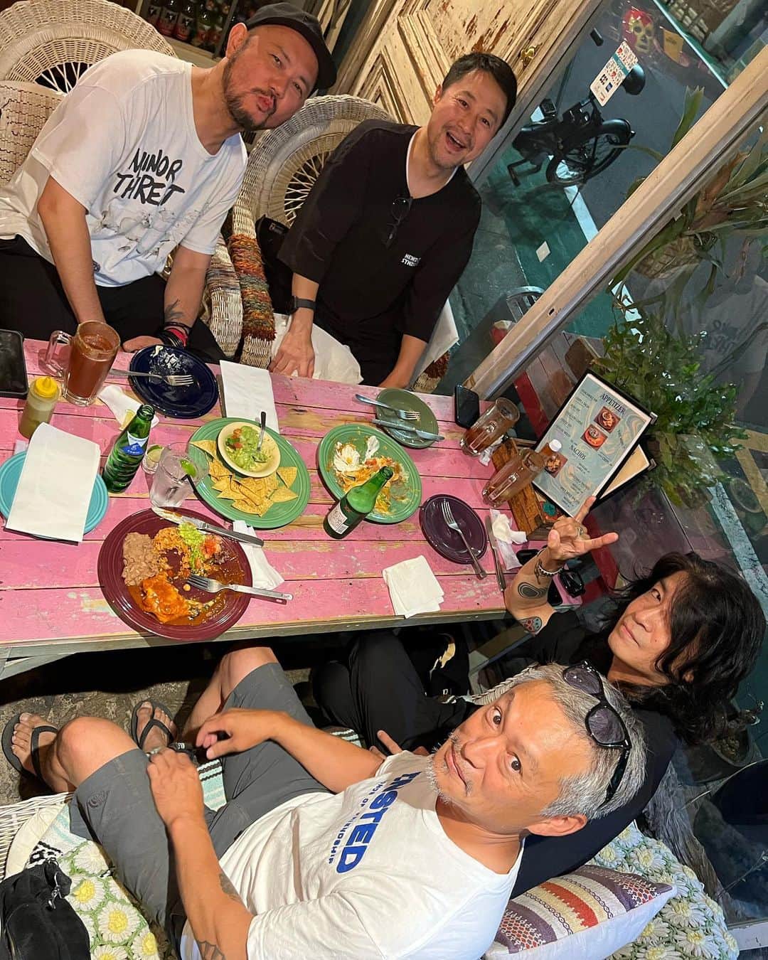 BORISさんのインスタグラム写真 - (BORISInstagram)「Boris toe envy & Abnormals  Bassist meeting at Junkadelic Best Mexican restaurant in Tokyo.  Thanks for such a wonderful night. Cheers   Takeshi」7月27日 1時38分 - borisdronevil