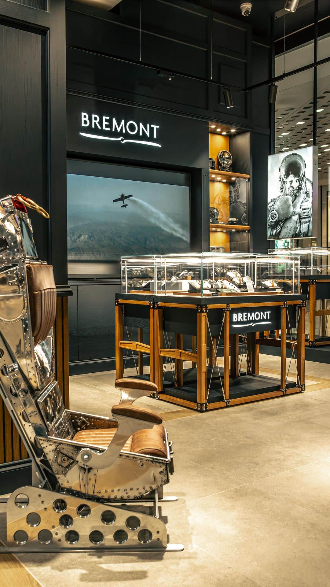 ブレモンのインスタグラム：「INTRODUCING BREMONT WESTFIELD LONDON 📍  Discover the world of Bremont at our newly opened boutique in White City’s Westfield Shopping Centre. See you there!   FIND US:  UNIT SU1222, WESTFIELD LONDON, ARIEL WAY  #bremontwatches #westfieldlondon」