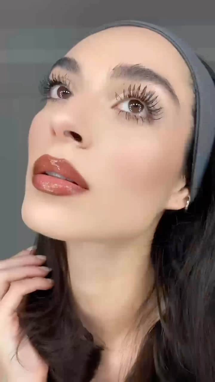 Huda Kattanのインスタグラム：「Yassss GORG  Repost @minazibayibeauty What do we think 🤭 ??? @Huda Beauty did it again #hudabeauty1coatwow」