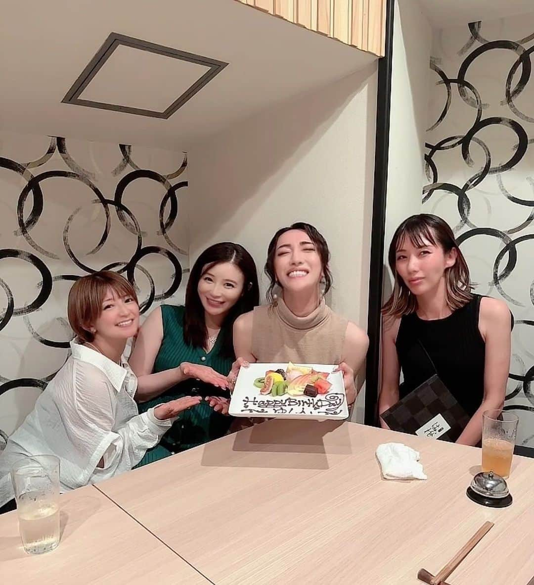 手島優さんのインスタグラム写真 - (手島優Instagram)「・  ゆしんのお誕生日お祝い㊗️  いつも人の事ばかり考えて人情の厚いゆしんが大好き♡  人の事をハッピーにする天才🌈  いつもありがとう✨  サプライズでプレート出したかったのに…バレバレで笑うしかなかった😝💕  これからもお祝いさせてね❤️  #誕生日　#祝い #おめでとう　#ありがとう」7月27日 1時54分 - tejimayuu0827