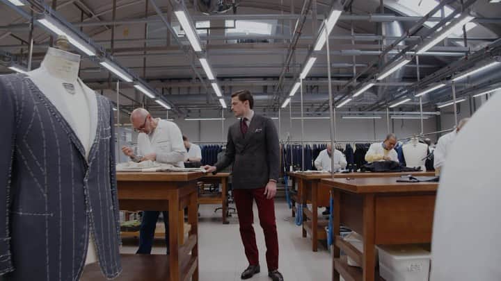 のインスタグラム：「In his beloved Casalnuovo tailor shop. There, where our Maestro Cesare loved moving among the workbenches, among his beloved tailors. All trained with hours and hours, years of passionate work side by side. A look, an indication, an advice, the needle taken in hand to show how best to carry out each manual processing step of his jackets. His beloved masterpieces, appreciated in the world by the most authentic timeless elegance lovers.  Our new FW23/24 timeless inspirations are out on our web site (link in bio).   #CesareAttolini #CesareAttoliniNapoli #Attolini #SartoriaAttolini #TimelessElegance #Bespoke #Handmade」
