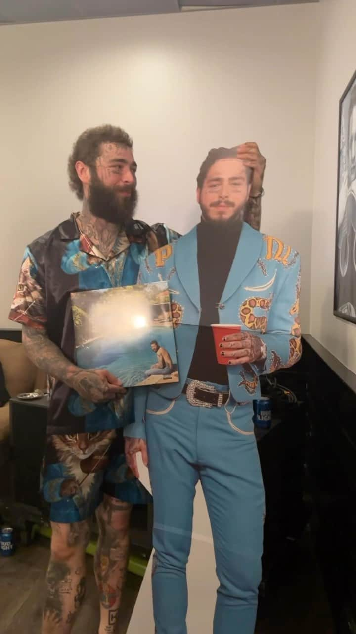 ポスト・マローンのインスタグラム：「2 days. AUSTIN out this friday. Limited edition vinyl up at shop.postmalone.com 🍻」