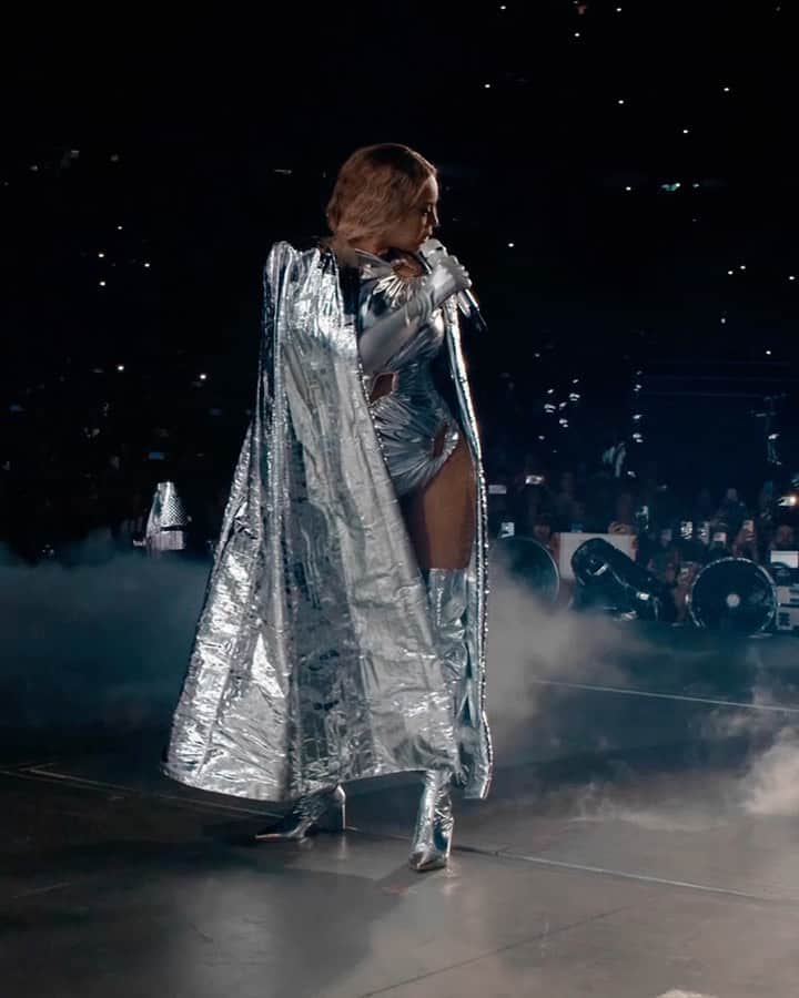 ランバンのインスタグラム：「Each piece for @Beyonce’s Renaissance World Tour was handcrafted by LANVIN’s artisans at its Paris atelier including custom-made jewelry and accessories. A single ensemble required no less than 180 hours to create.    The silver leotard features gold signature hardware which will be a key feature of the house’s forthcoming collections.  Styling @karenlangleystylist  #RenaissanceWorldTour #LANVIN」