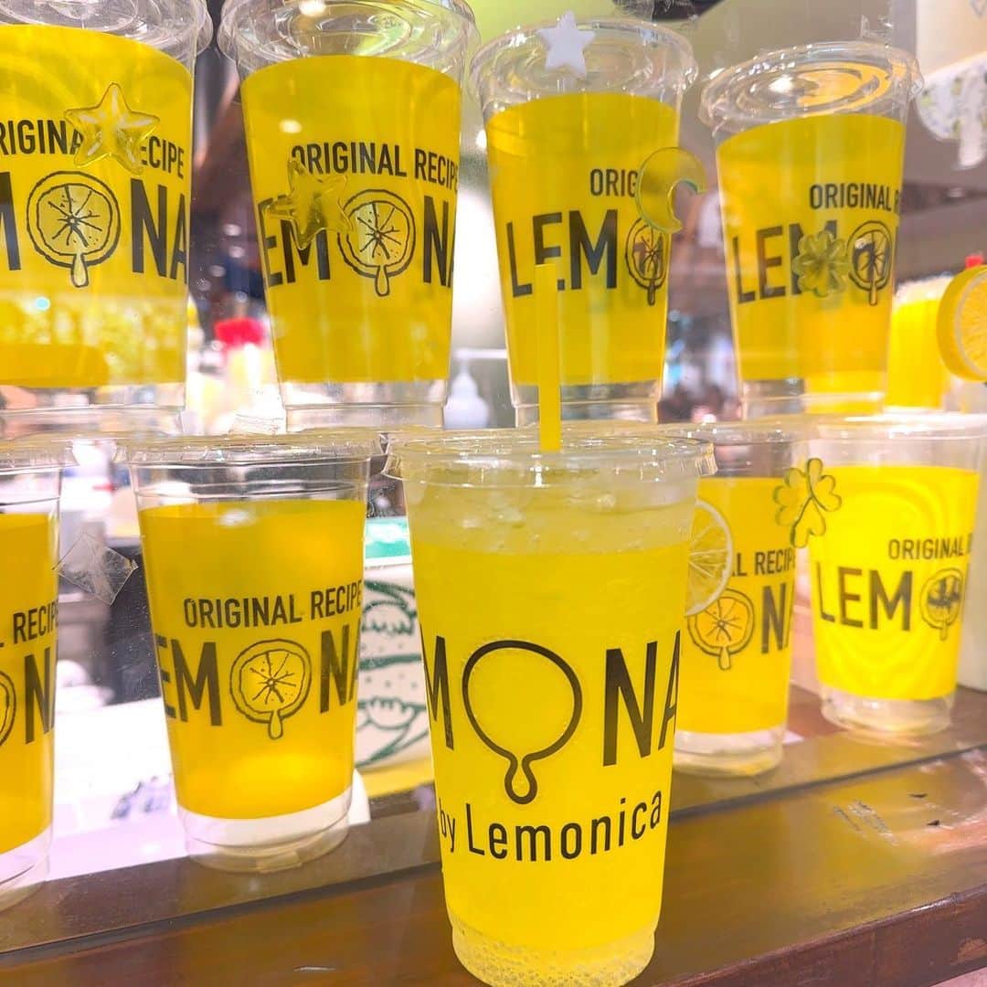 三浦優奈のインスタグラム：「【LEMONADE by Lemonica】  渋谷のラジオの学校時代 食レポ向上委員会のコーナーでも やったなぁ〜と思いつつ、  名古屋にもお店ができてから 結構行ってるレモネードのお店🍋  #lemonadebylemonica #Lemonica #lemonade #lemon #レモネード #レモネードバイレモニカ #レモン #レモネード専門店 #ドリンク #drink #lemonsoda #lemonjuice #yellow #松坂屋名古屋店」