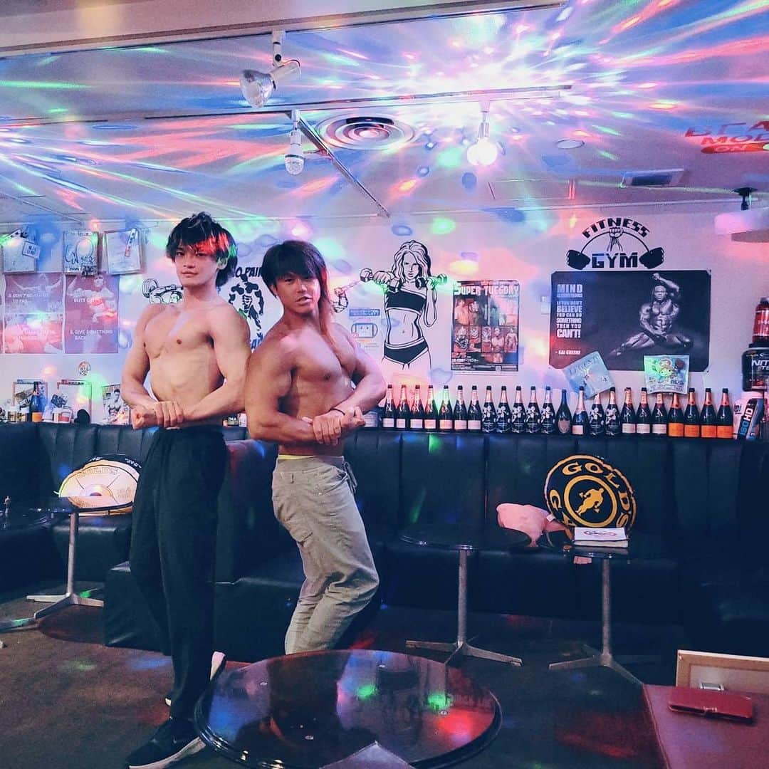 北新地 マッスルバーさんのインスタグラム写真 - (北新地 マッスルバーInstagram)「昨日もご来店誠にありがとうございマッスル💪 ・ たまに男性も入れますか？と聞かれるのですがもちろん入店出来マッスル🙋‍♀️🙋‍♀️ グループの飲み会で来られたり、筋肉好きな女性の付き添いで来られたり様々です😇 男性も、もちろん楽しめるのでぜひお気軽にお越しください🥺🌈 ・ では、本日も19時よりお待ちしておりマッスル💪♫  ーーーーーーーーーーーーーーーーーーーーー  北新地マッスルバー 大阪市北区堂島浜1-3-22 堂島タウン2F Tel:06-6344-8878  仙台支店 仙台マッスルバー 宮城県仙台市青葉区国分町2-5-17 車屋ビル4F ☎︎08023592607 @sendaimusclebar   #マッスルバー #fyp #fypシ #コンセプトバー #コンセプトカフェ #大阪 #大阪観光 #osaka #muscle #musclebar #촣아 #相互フォロー #おすすめ #おすすめにのりたい #在地人推薦 #減肥 #景點 #網美景點 #旅遊 #맞팔#팔로우 #좋아요반사 #일본  #ユニバ #テーマパーク#筋肉」7月27日 11時54分 - musclebar.eight