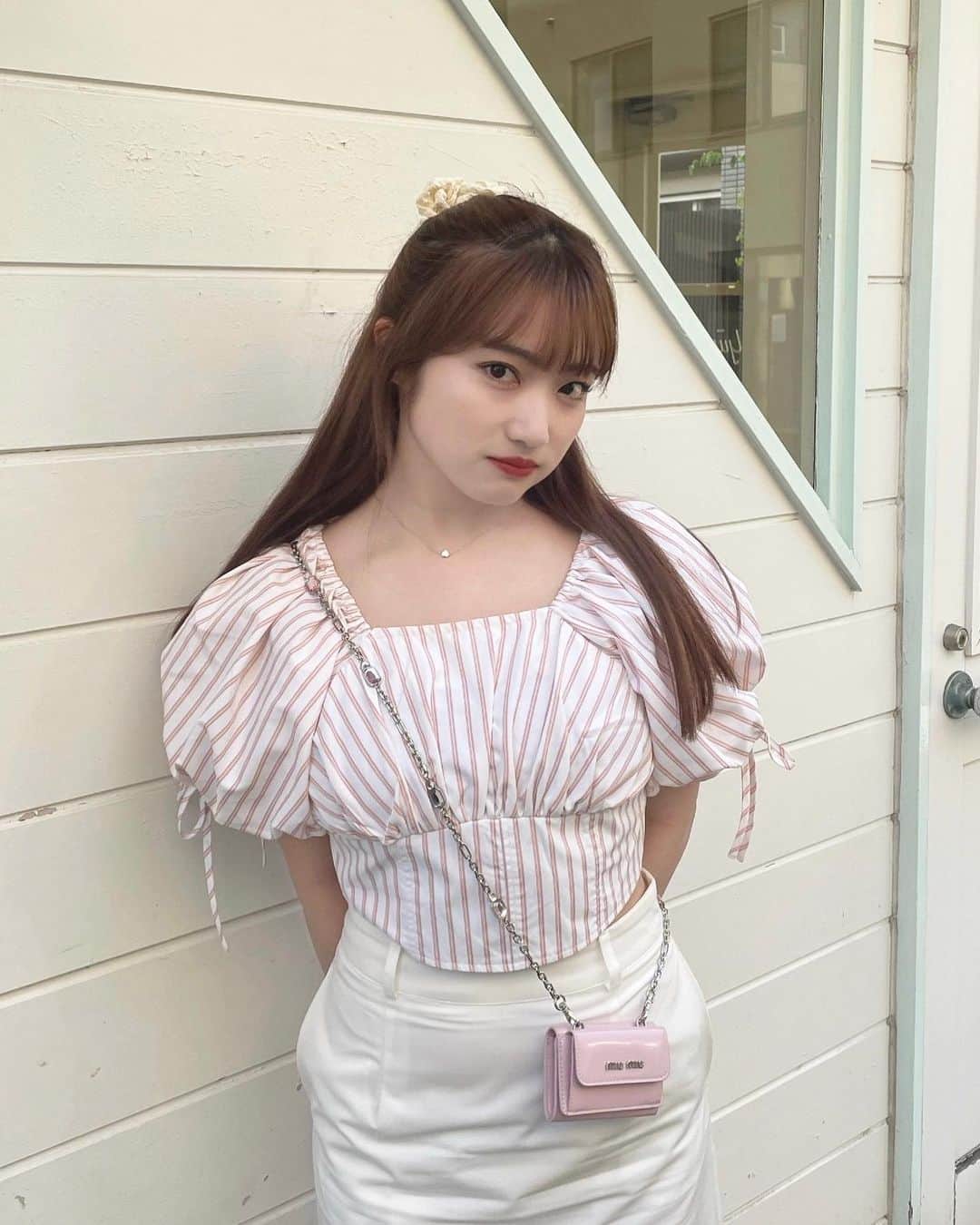 河﨑莉奈のインスタグラム：「夏だね~🍧🎀🍨  このブラウスイエベ春さん絶対似合う気がする🪷  @grl_official だよ🏷️  スカートは　@amail_official 🤍」