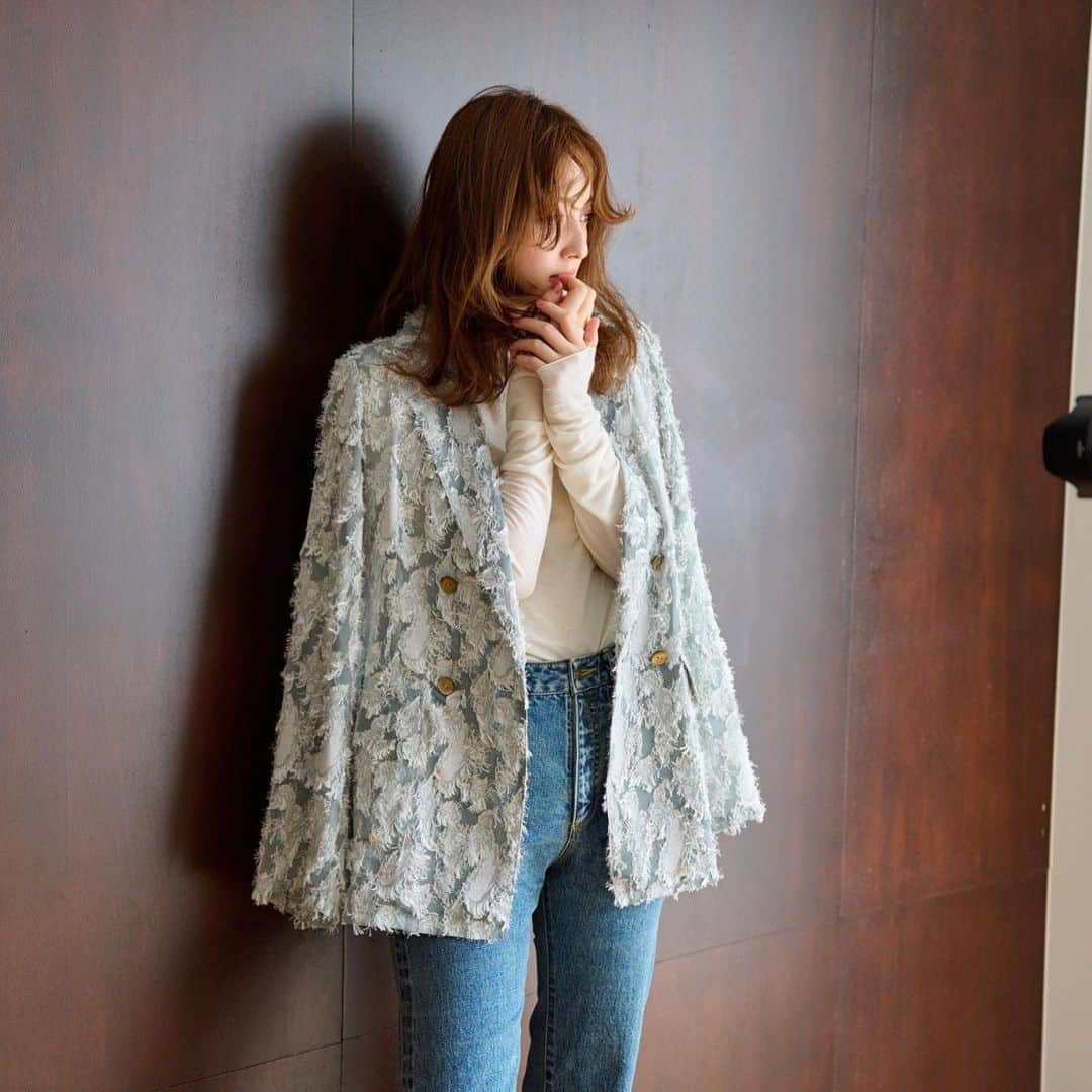 佐々木希さんのインスタグラム写真 - (佐々木希Instagram)「. 【POP UP先行アイテム】 ✔︎Sheer Fringe Jacket インパクトのある毛足の長いフリンジを織り込んだペイズリー柄のカットジャカード生地を使用しました。 光沢のあるブライト糸を組み合わせているので華やかな印象を与えます。 まだ暑さの残る秋口にぴったりのシフォン系素材で作ったテーラードジャケットになります。 シアーフリンジジャケット 29,700yen  #iNtimité #iNtimite #アンティミテ#メイドインジャパン #2023aw #フリンジ#テーラードジャケット」7月27日 11時58分 - nozomisasaki_official