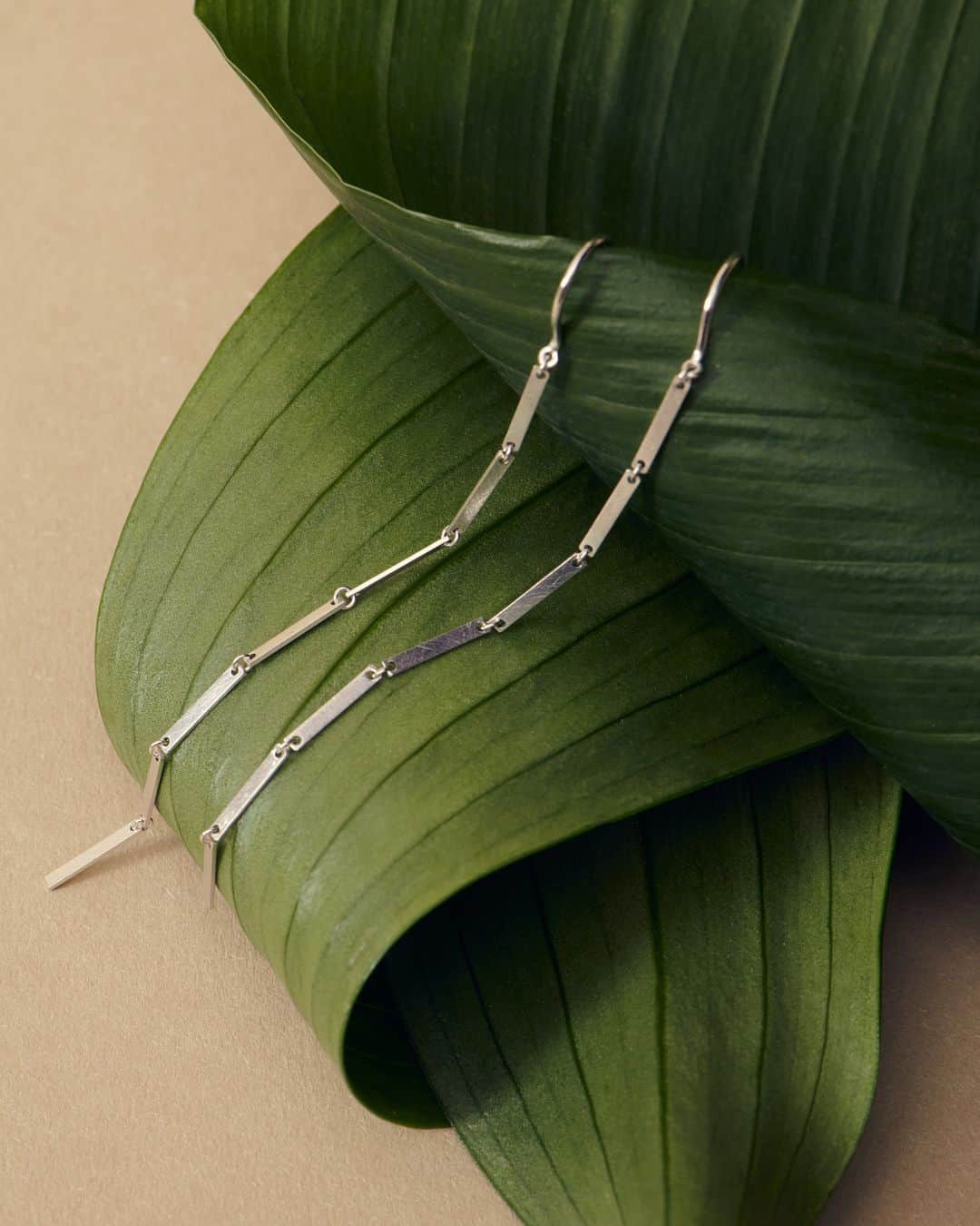 のインスタグラム：「. 強く、しなやかに。天に向かって真っ直ぐに伸びる竹。Silverラインから発売された「Bamboo」のピアスは、幸運モチーフの竹をインスピレーションにデザインされた、新作ジュエリー。耳元で揺れ動きながら煌めく様は、まるで未来を明るく照らす希望の光のように美しく輝いて。空高くどこまでも伸びる竹のように、さらなる高みを目指す人に。  (Silver商品は、MARIHA Online BoutiqueとMARIHA伊勢丹新宿店本館2階アーバンクローゼットにてお取り扱いしております。)  #mariha #jewelry #silverjewelry #シルバージュエリー #シルバーピアス #マリハ」
