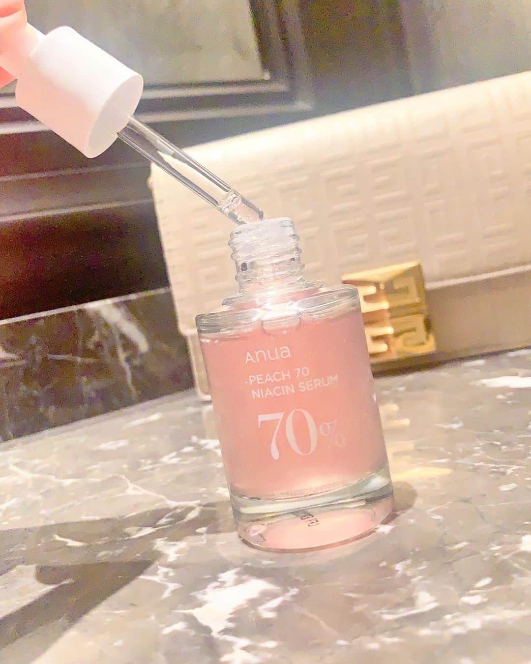 rinoのインスタグラム：「今話題のピンクのパッケージがとっても可愛いAnua 桃70% ナイアシンセラム30ml🐈💕  セラムに入っているナイアシンアミド5%（保湿成分）がキメを整えて潤いを与えて透明感のある肌にしてくれるよ！  わたしは乾燥肌だから 最近これをこまめに塗ってる👶🏻  保湿による潤いのある肌印象を 与えることができるよ！  テクスチャーはほんのりとろみがあるけどベタつき感がないからメイク前にも使えるのー！ コンパクトで持ち歩きやすいから 化粧ポーチにいれてる👝❤︎  オンラインではQoo10・楽天市場で、オフラインではPLAZAとかLOFTにあるからチェックしてみてね！  パッチテスト済みで低刺激のためデイリー使いにおすすめ  *全ての方に刺激がおきないわけではありません  #PR #アヌア#Anua #つるんと白桃肌 #桃70ナイアシンセラム #韓国コスメ #韓国スキンケア @anua.jp　@anua_japan_review」