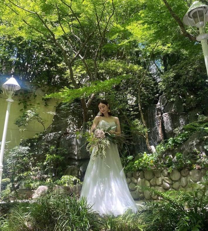 山神アリシアのインスタグラム：「緑に囲まれて🌿  @bestbridal.jp」