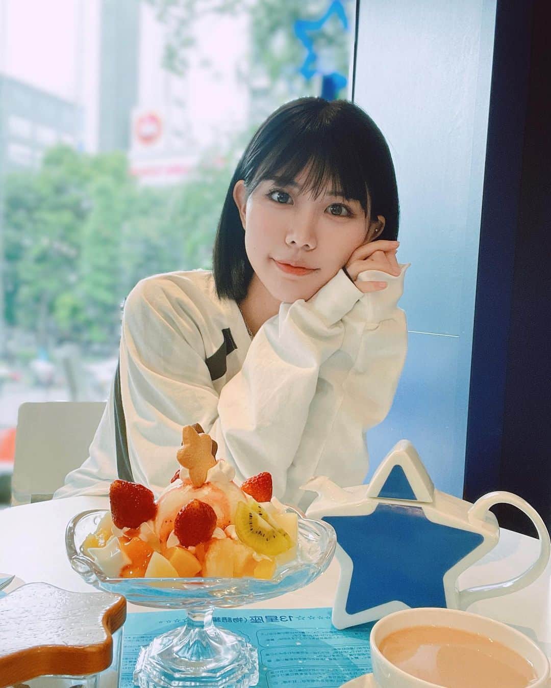 渡辺菜月のインスタグラム：「🐍  私、13星座だったら蛇遣い座なんだね。  ちなみにこのパフェは 射手座パフェだよ〜  食べ終わって気づいた自分の座。笑  #パフェテラスmilkyway  #13星座パフェ #射手座パフェ  #東京カフェ #パフェ #カフェ #stu48 #渡辺菜月 #idol」