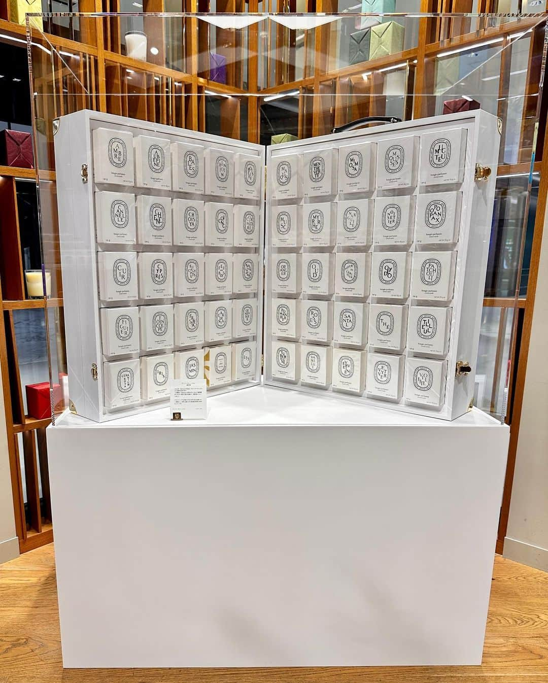 #ぶらエディターズ GINZA SIX オフィシャルのインスタグラム：「diptyque B1F @diptyque  これまで実用的な機能しかなかったキャンドルを、感覚的でデコラティブなオブジェに一新させ、1961年の設立時から現在に至るまで香りを探求してきたフレグランスメゾン、diptyque（ディプティック）。展開するアイテムのなかでも時代を超越したアイコンとなっているご存知フレグランスキャンドルが、今年で60周年を迎えます🕯️✨🇫🇷  それを記念し、アニバーサリー限定フレグランスキャンドルセットが、世界13セット限定で登場しました（📸1枚目、📹2枚目・税込489,500円）😳！日本で販売されるのは1セットのみ💥🤯💥そして取り扱いはここGINZA SIX限定（!）となる、ファン涎垂のプレミアムなアイテムとなっています💎✨  メゾンとして初めてのキャンドルセットでもあるこちらは、フレグランスキャンドルが初めて発売された1963年に登場し、現在も定番として愛されるAubépine（オベピン）、Cannelle（カネル）、Thé（テ）という3種類をはじめ、今は手に入らない限定品や廃盤の2種を含む、ディプティックの香りのハーバリウムの中から50種類を集めたもの（📹3枚目）。  創業時から特定のステップはすべて手作業で行われ、職人のサヴォアフェールによってオブジェとしての存在感を放つフレグランスキャンドルが50種揃った様は、まさに圧巻👏🏻ゴールドの金具をあしらった木製の真っ白いアタッシュケース（📸4枚目）には「60」のオーバルが刻印され（📸5枚目）、さらにスペシャルなムードを演出しています✨  B1Fのブティックでは、7/20（木）から本品を展示し（📸6枚目）、ご購入はディプティックの公式WEBサイトにある抽選予約フォームからエントリー形式で受付中🙌🏻エントリー開始日からすでに多数の申込みとお問い合わせが入っているとのことですが、7/31（月）の23:59までご購入抽選エントリーが可能で、同日7/31（月）まで店頭で展示されていますので、ぜひこの機会に、日本に一つだけの貴重なアイテムをご覧ください🙌🏻☺️  ―― B1F ☎03-6264-5483 ――  #diptyque #diptyqueparis #ディプティック #diptyquecandle #candle #キャンドル #香り #fragrance #フレグランス #interior #インテリア #paris #パリ #beauty #ビューティー #lifestyle #限定 #限定品 #exclusive #ginzasix_beauty #ginzasix_lifstyle #ginza #銀座 #ginzasix #ギンザシックス  @ginzasix_official」