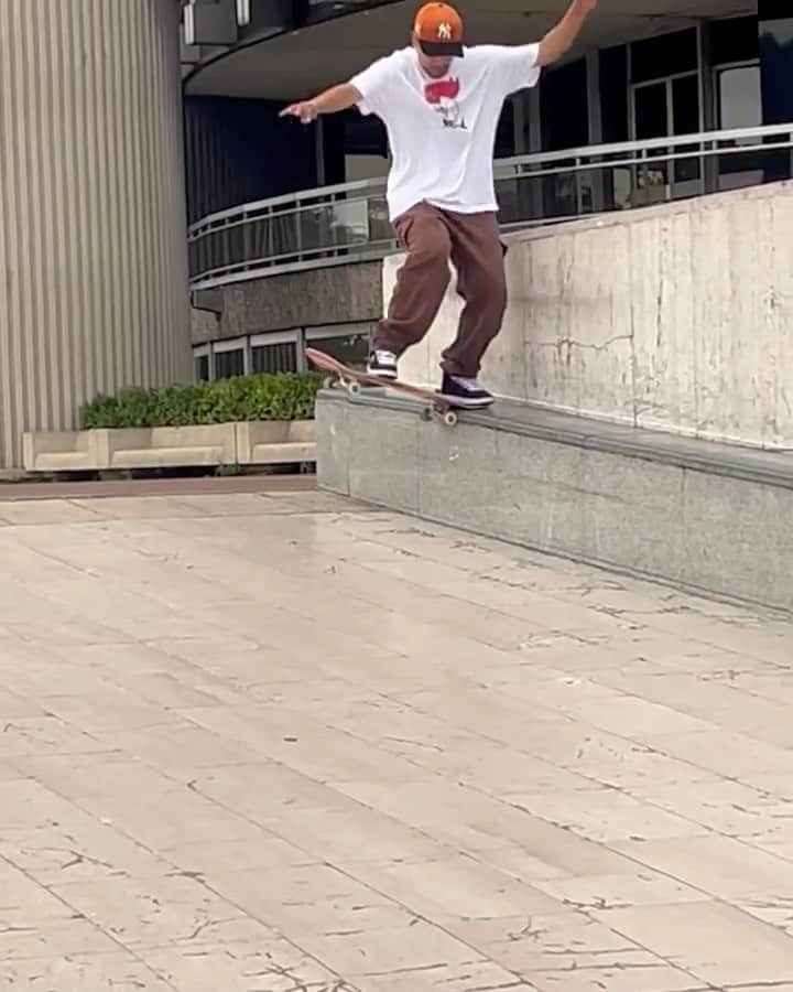 DCシューズのインスタグラム：「@thomasdritsas in Paris with some of the @dc_skateboarding team 🔥」