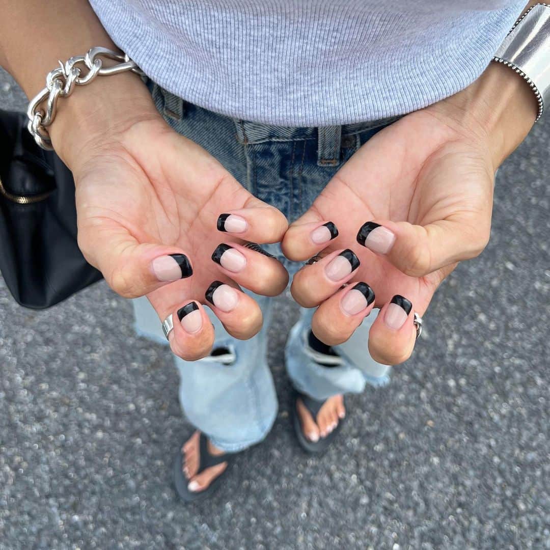 annaのインスタグラム：「.  ブラックフレンチ🖤🤍 シルバーアクセが映えるのよ⛓  @mooi_nail_  @mooi_designnail   いつも可愛くしてくれてありがとうです💗  人気で予約取りにくいけど 爪の育成にも力が入ってて ま！じ！で！ 変化すごいから気になる方はチェックしてね😏🫰  #ネイル#ワンカラーネイル#フレンチネイル#黒フレンチ#黒フレンチネイル#ジェルネイル#夏ネイル#名古屋ネイルサロン」