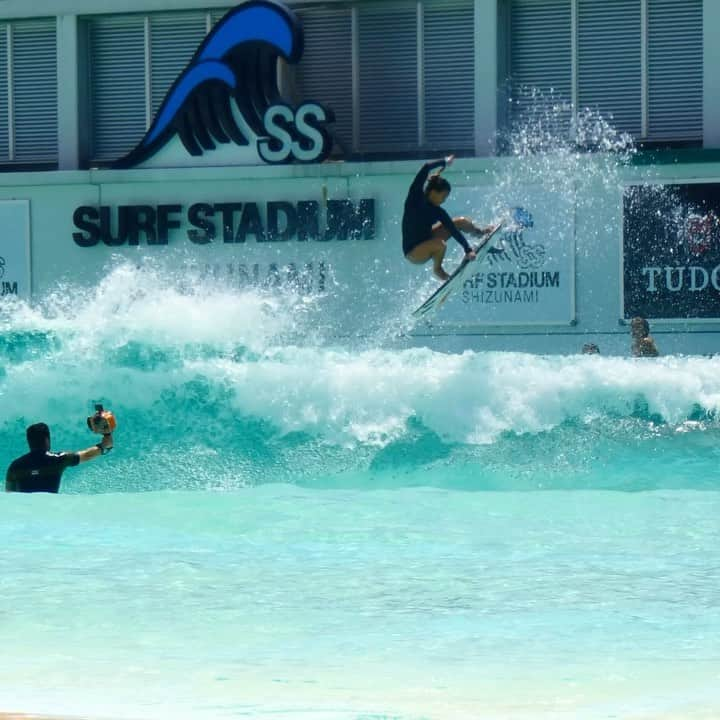 スカイ・ブラウンのインスタグラム：「Stoked to get a few waves @perfectswell.shizunami 🌊 🇯🇵  すごく楽しかったです。🤩❤️  Thank you so much @koji_luvsurf_nishii @lostsurfboardsjapan for the opportunity. 🙏🙌🏻  #skybrown #surfing #japan #stabhigh」