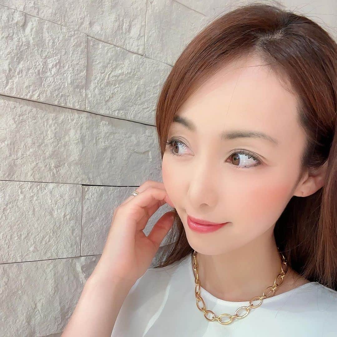 澤野井香里のインスタグラム：「梅雨も明けて、毎日いいお天気で嬉しい☀️ 阪神梅田で8/1までPop up中のOps.(オプス）へ＾＾🎵 @ops_accessory  古代ローマ神話の女神でラテン語で「豊かさ」の意味を持つ“Ops”✨  チェーンネックレスや淡水パールmixのもの、リングやピアスも可愛い♡  期間中の来店で、この投稿の5枚目のインスタ画面を見せるとイニシャルチャームのプレゼントしてもらえるょ🤭🎁  お近くの方は遊びに行ってみて🎵  📍阪神梅田 2Fエシカルコンビニ“Ops.”  10:00-20:00 (最終日のみ18:30まで）  #ks_23✨ #ks_osaka✨ #大阪 #阪神梅田 #アクセサリー #ジュエリー #オプスアクセ #オプス #ops_accessory」