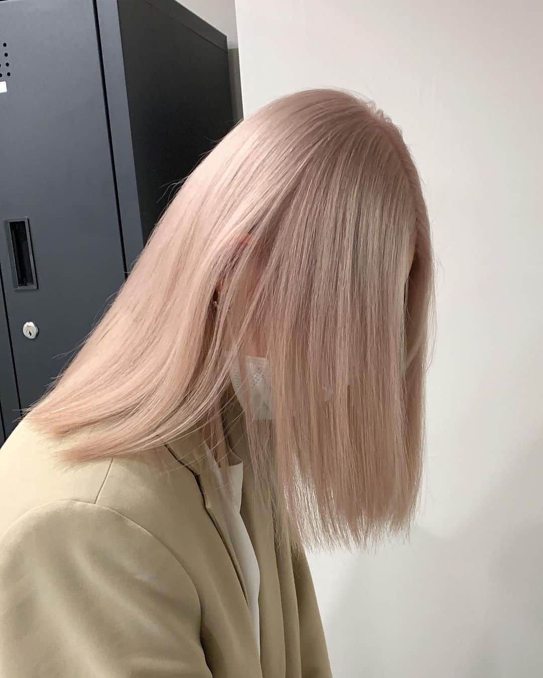 Beleza_official_instagramのインスタグラム：「柔ブロンド🎀  #ブリーチ2回 から♡  ＊選択クーポン＊ 【emi指名限定】と記載のメニューからお選びください  カット＋Wカラー＋内部補修トリートメント　¥20,000〜 カット＋ハイブリーチカラー＋内部補修トリートメント　¥26,400〜  ご予約はプロフィールに記載のURLホットペッパー又は、dmから 初回は髪の履歴や状態によりお時間が長くかかる可能性がありますのでハイブリーチメニューでのご予約がオススメです❕  ブリーチはだれを任せるかで仕上がりも、今後の髪の状態もとっても差がでる技術です ハイクオリティなヘア是非お任せください🎀  来店時にケアの方法もたっぷり お伝えします♡ ダメージレスでムラのない艶ハイトーン一緒に育てていきましょう🌙💫  #ヘアカラートレンド#リタッチブリーチ#ブリーチカラー#ブロンド#ハイトーン#ハイトーンカラー#ハイトーンピンク#ピンクカラー#ハイトーンミルクティー#グレージュカラー#ミルクティー#ミルクティーカラー#ピンクミルクティー#ミルクティーベージュ#ブロンドヘアー#ブロンドカラー#インナーカラー#ハイトーンボブ#ホワイトピンク#ピンクベージュ#ピンクブロンド#ホワイトベージュ#ホワイトカラー#ホワイトブロンド#抜きっぱなし#抜きっぱなしブロンド#emi_special」