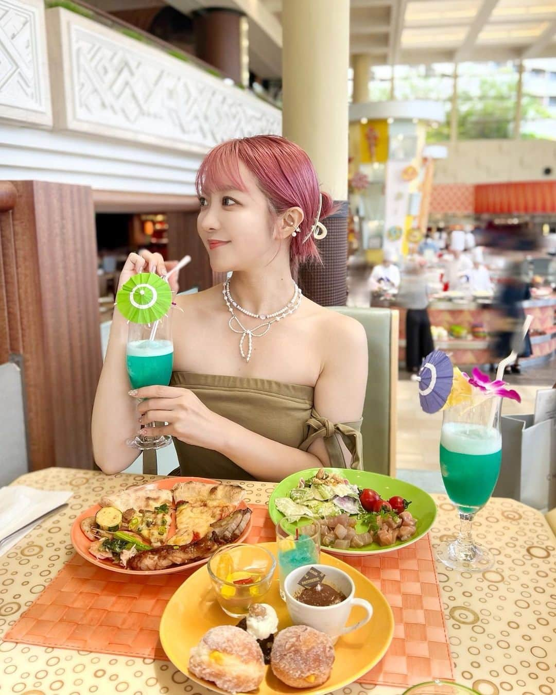 中島絢乃のインスタグラム：「🌺🍽️🌴  .  📍シェラトン・グランデ・トーキョーベイ・ホテル🏨 ▶︎ @sheratontokyobay   8/31まで開催されているハワイアンフェア 〜ALOHA！シェラトン〜🏄  .  ブッフェ・ダイニング グランカフェでは ハワイアンブッフェを開催中ということで 試食会におじゃましてきたよーーっ！😎🌺🌴  . .  このハワイアンブッフェでは、 現地で親しまれている伝達料理や ローカルフードの数々を楽しめるの🏄🌴  ガーリックシュリンプを 好きなだけ食べられるなんて幸せすぎるよね🥹🦐🫶🦐🦐  コナコーヒーを使ったスイーツもあった！🍰 目の前で揚げてくれるマラサダも美味しかったです🍩💞  他にも写真たくさん入れたのでみてみて！👀✨  .  ブッフェ以外にも フラダンスやウクレレのパフォーマンスを 見られる日もあったり💭🎻🌺🕺💫 ホテル全体がハワイアンなムードで いっぱいになっています🏄☁️ ハワイアンな雰囲気を味わいにぜひ〜🌺  ナイトプールも行く予定なので楽しみだ🛟🍹 〰〰〰️〰 #シェラトングランデ東京ベイ #sheratongrandetokyobay  #シェラトングランデトーキョーベイホテル」