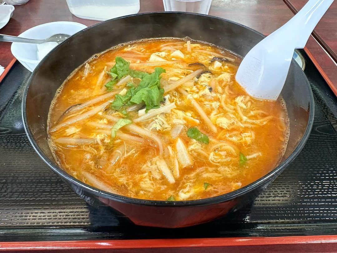 まえちゃんねるのインスタグラム：「今日のランチは、酸辣湯麺。全然酸味がないのでテーブルにあったお酢をちょい足し。うーむ、まぁ、こんな日もある…  #ランチ #今日のランチ #酸辣湯麺」