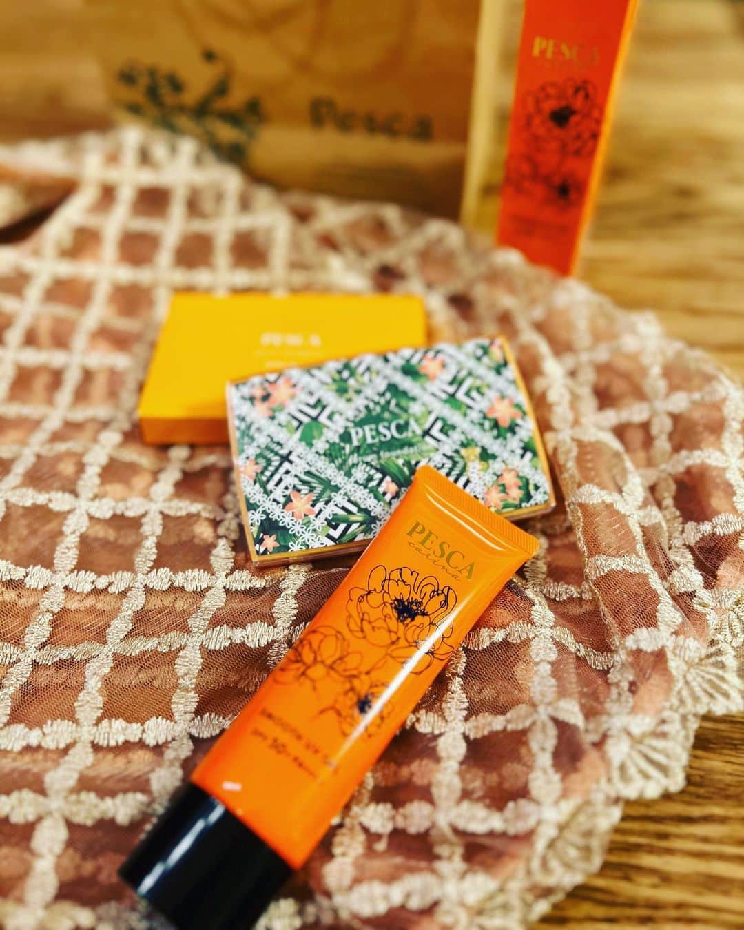 野々村友紀子のインスタグラム：「私の癒しの空間、ペスカスパ成城に今月も行ってきたー✨ 夏の日差しで疲れたお肌も整えてもらい、日々の疲れも取ってもらえて最高！  そして出会ったこの日焼け止め、めっちゃ良いわ。  実は私、中学生の頃から一番大事にしている美容法が「とにかく紫外線を防いで美白する」なのです。 だから日焼け止めにはうるさい私ですが、これは日焼け止め迷子の方、お肌を守りたい大人の女性に超オススメ。 「ペスカカリーナ」です。  紫外線から守ってくれるのはもちろん、美容成分いっぱいなのでお肌に良い、そしてめっちゃ伸びるしベタベタせんし、白くならん、私の大好きなジェルタイプ。 サイズも細さも持ち運びにちょうど良くて「これこれこういうのが欲しかったのよ！」という理想の日焼け止め。 下地にしてもフアンデのノリも良くすごくいい感じ。  ペスカのファンデも夏仕様でかわいいし、Wで紫外線防いでくれて、カバー力すごいのに肌に良いから夏は特にお世話になっています。  また良いものあれば載せます。 皆様もオススメ教えてねー♪」