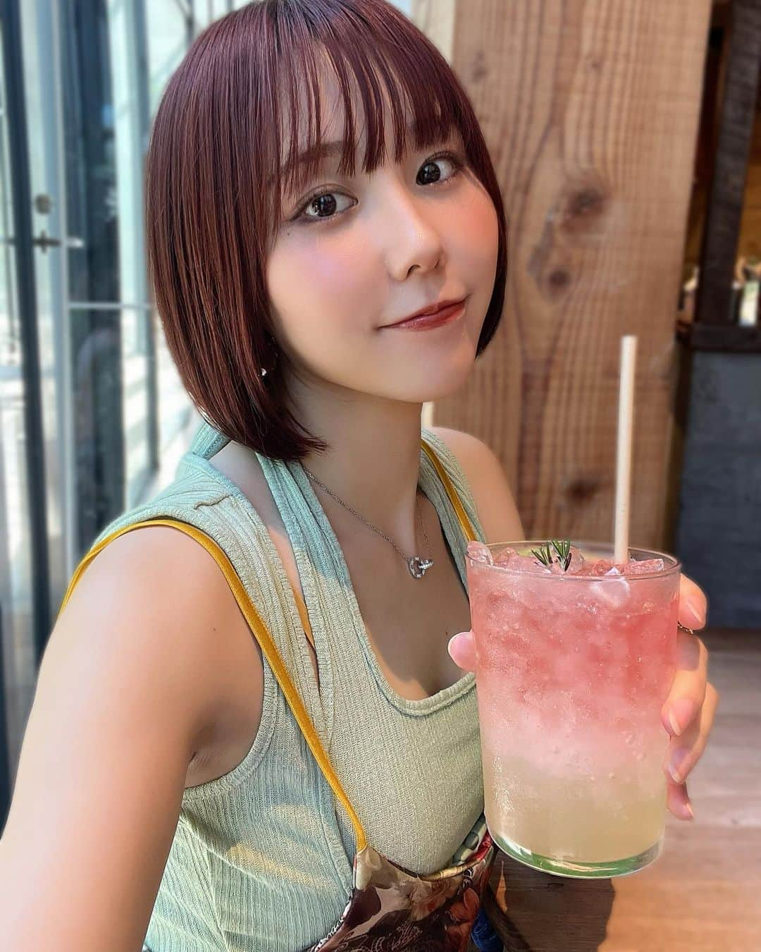 神成藍子さんのインスタグラム写真 - (神成藍子Instagram)「夏だねぇ🌞🌴🌺✨  豪華で大きな海鮮丼をもりもり食べて幸せだった1日😸🫶 二の腕痩せを頑張らなきゃってちょっぴり思ったりもした1日だた🧞‍♂️  #六本木 #夏 #Summer #ダイエット宣言」7月27日 12時16分 - kanna_nijimura