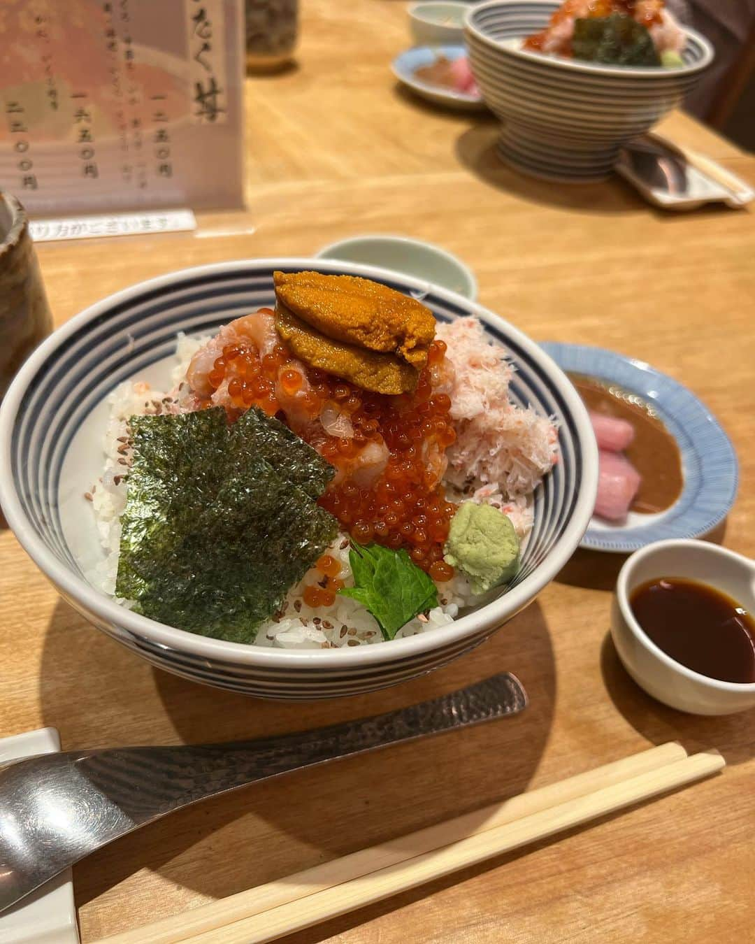 神成藍子さんのインスタグラム写真 - (神成藍子Instagram)「夏だねぇ🌞🌴🌺✨  豪華で大きな海鮮丼をもりもり食べて幸せだった1日😸🫶 二の腕痩せを頑張らなきゃってちょっぴり思ったりもした1日だた🧞‍♂️  #六本木 #夏 #Summer #ダイエット宣言」7月27日 12時16分 - kanna_nijimura