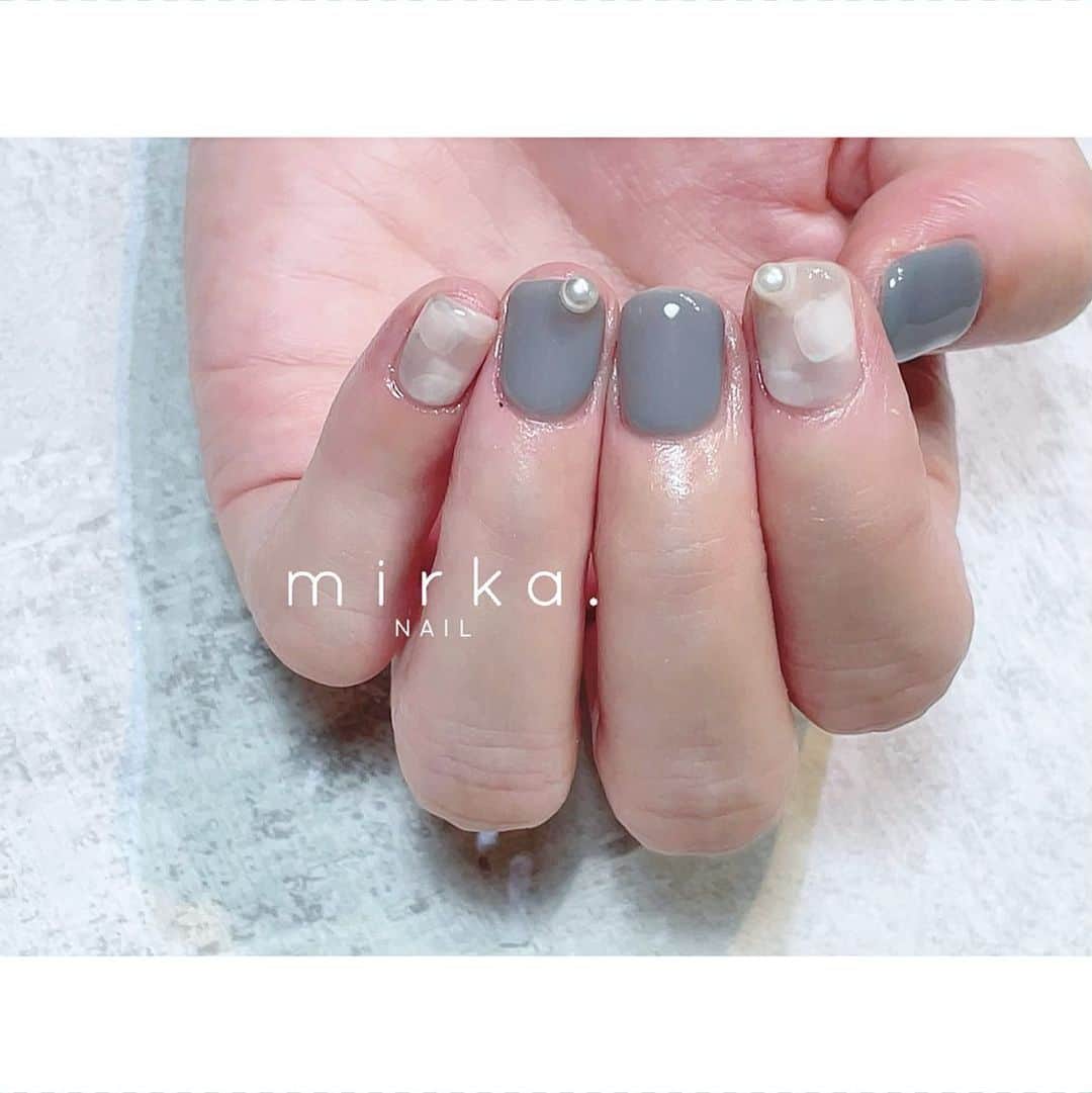 mirka. NAIL(ミルカネイル)のインスタグラム：「⁡ ⁡ ⁡ blue gray 𓏸 ⁡ ⁡ 先端にパールがかわいい♡ ⁡ ………………………………………………………… ⁡ ご予約、お問い合わせは LINE ID⇒ @mirka.nail (@含む)まで。 ⁡ ご新規様はハイライトの「ご案内」と「ご予約方法」を必ずお読みいただいてからご予約くださいますようお願いいたします。 空き状況や詳細はLINEの投稿からご確認ください。 ⁡ ⁡ ⁡ ⁡ #mirkanail#nails#nail#nailart#naildesign #ショートネイル#ネイルアート#ネイルデザイン#ネイル#大人ネイル#シンプルネイル#オフィスネイル#ニュアンスネイル#ナチュラルネイル#カジュアルネイル#ショートネイルデザイン#美甲#夏ネイル#夏ネイル2023 #プライベートサロン#プライベートネイルサロン#東京ネイルサロン#東京ネイル#江東区ネイルサロン#森下#清澄白河 ⁡」