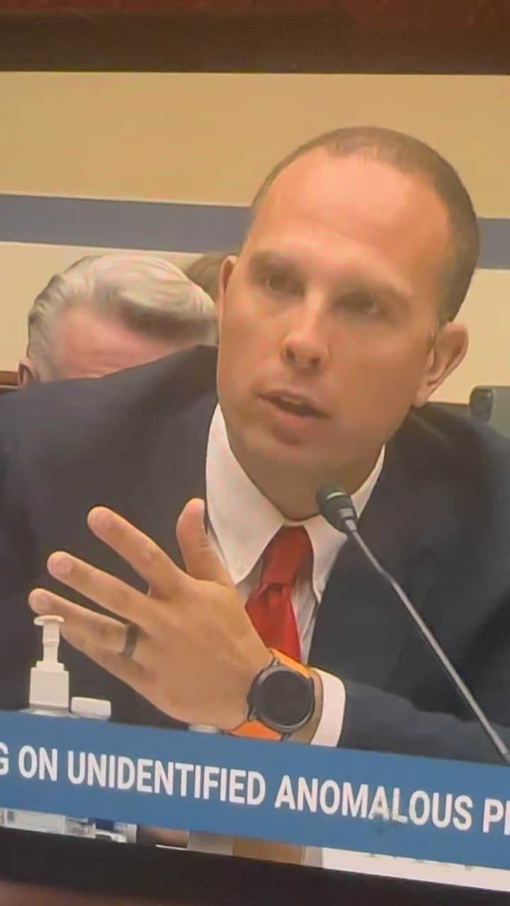 のインスタグラム：「This new Congress hearing is surreal. (On alien drops.) He’s referencing Leonard Susskind’s Holographic Principle theory which I love- that we live in a two dimensional universe with coded reality projected into the illusion of 3D. (As an explanation for how these alien crafts travel through time-space.) Do you guys think the claims they have vaults filled with UFO fuselages and extraterrestrial cadavers is real or a psyop?! Either way it’s fun🍿👽」