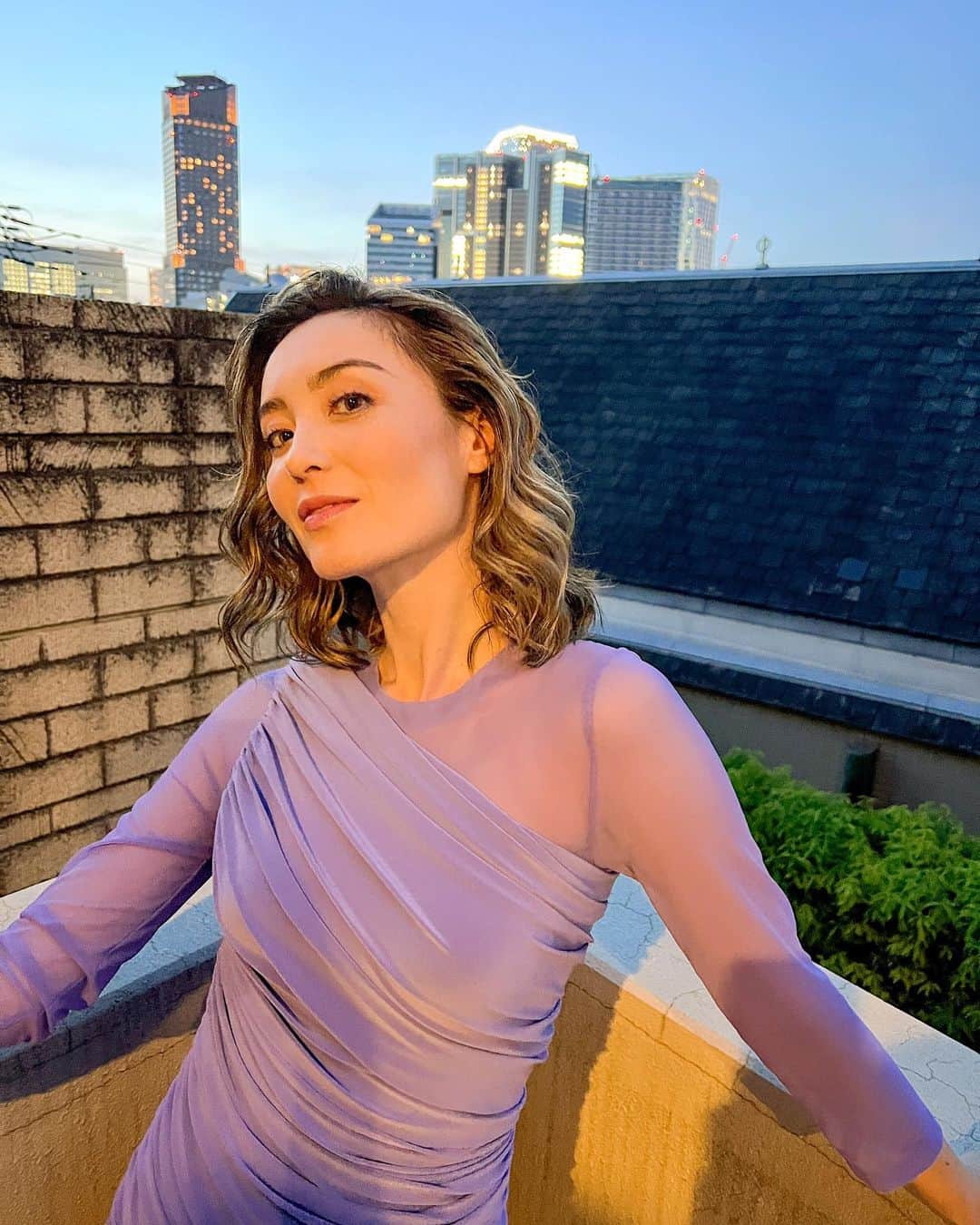 エミ・マイヤーのインスタグラム：「Still vibing my Sunday look 🌙 Dress by @normakamali Hair and makeup by @timokomiyagawa  Wearing the @tiffanyandco lock collection at their new Ginza flagship   日曜日のスタイルにまだ心が躍っています🌙 ドレスは #normakamali のもの 新しくオープンした銀座の#tiffanyandco フラッグシップストアで、ロックコレクションを身につけています。  #tiffany #normakamali」