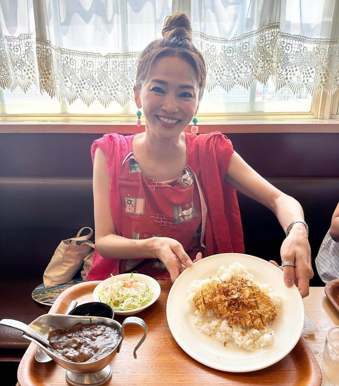 倉本康子さんのインスタグラム写真 - (倉本康子Instagram)「⭐️ おんな酒場放浪記のロケ中〜！ ランチはチームの半数が注文したカツカレー。  暑いし、精をつけようと思ってカレー🍛を選びがち？  さーて。まだまだお散歩を楽しみまーーーす！  #おんな酒場放浪記 #おんな酒場放浪記ロケ #ランチ時は手拭いをかけてます #酒場モデル #酒場モデル倉本康子  #かんぱいでーす」7月27日 12時23分 - yasuko_kuramoto_yakko