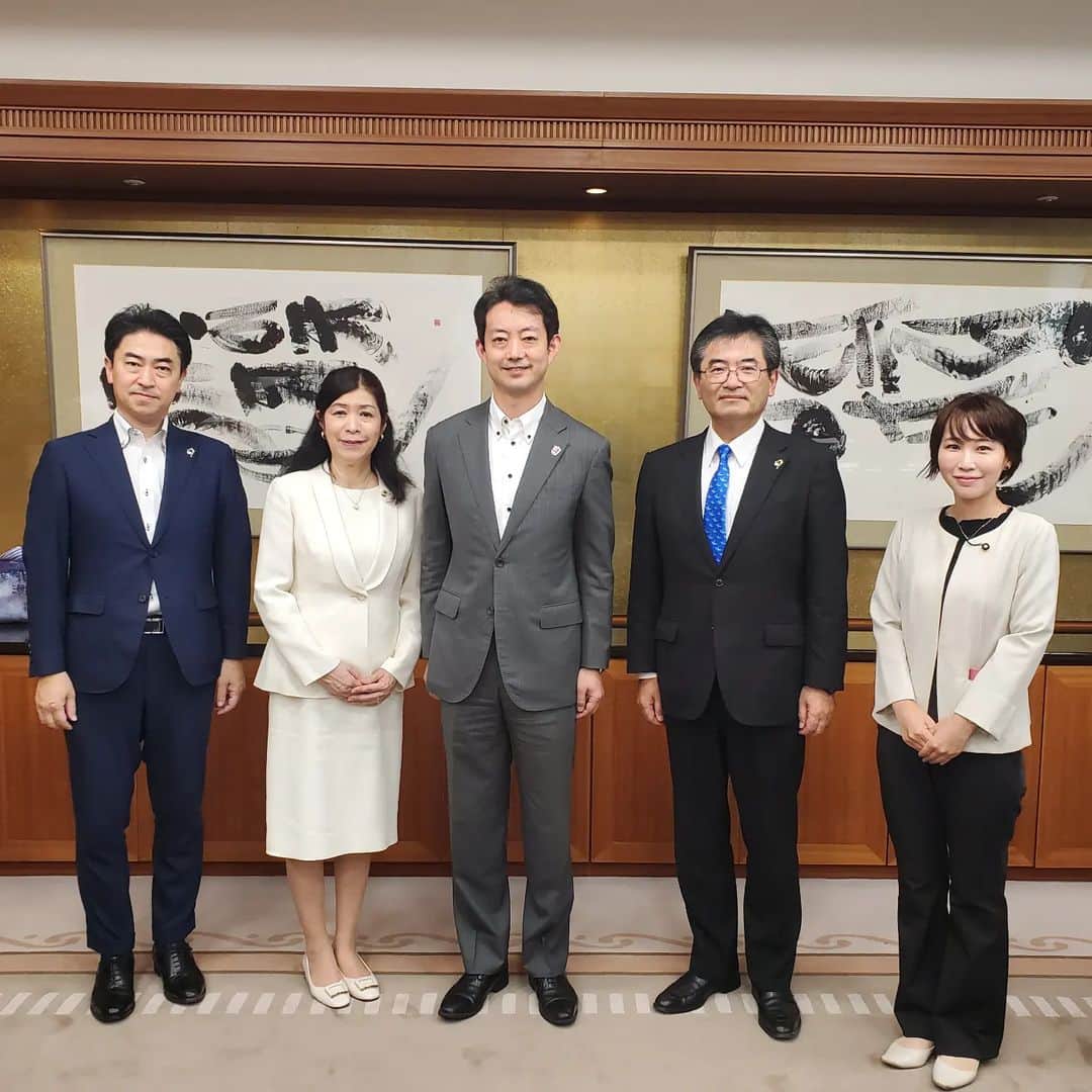水野友貴のインスタグラム：「本日は今期の333-C地区ガバナーの北野淳子Lをはじめとするキャビネット三役の熊谷俊人知事への表敬訪問をアテンドいたしました。  昨日の全国献血運動推進全国大会においても各地域のライオンズクラブが表彰されるなど、地域の奉仕に勤しんでおります。  今期は私は小児がんの子どもたちを支援する「子どもの未来応援委員会」での役割を仰せつかっておりますので、熊谷知事に北野ガバナーとともに我々の想いを伝えさせていただきました。 熊谷知事の我々ライオンズクラブに対する深いご理解に心より感謝いたします。  #ライオンズクラブ #lionsclub #千葉県 #小児がんを伝える #熊谷俊人知事 #千葉県議会議員 #水野ゆうき」